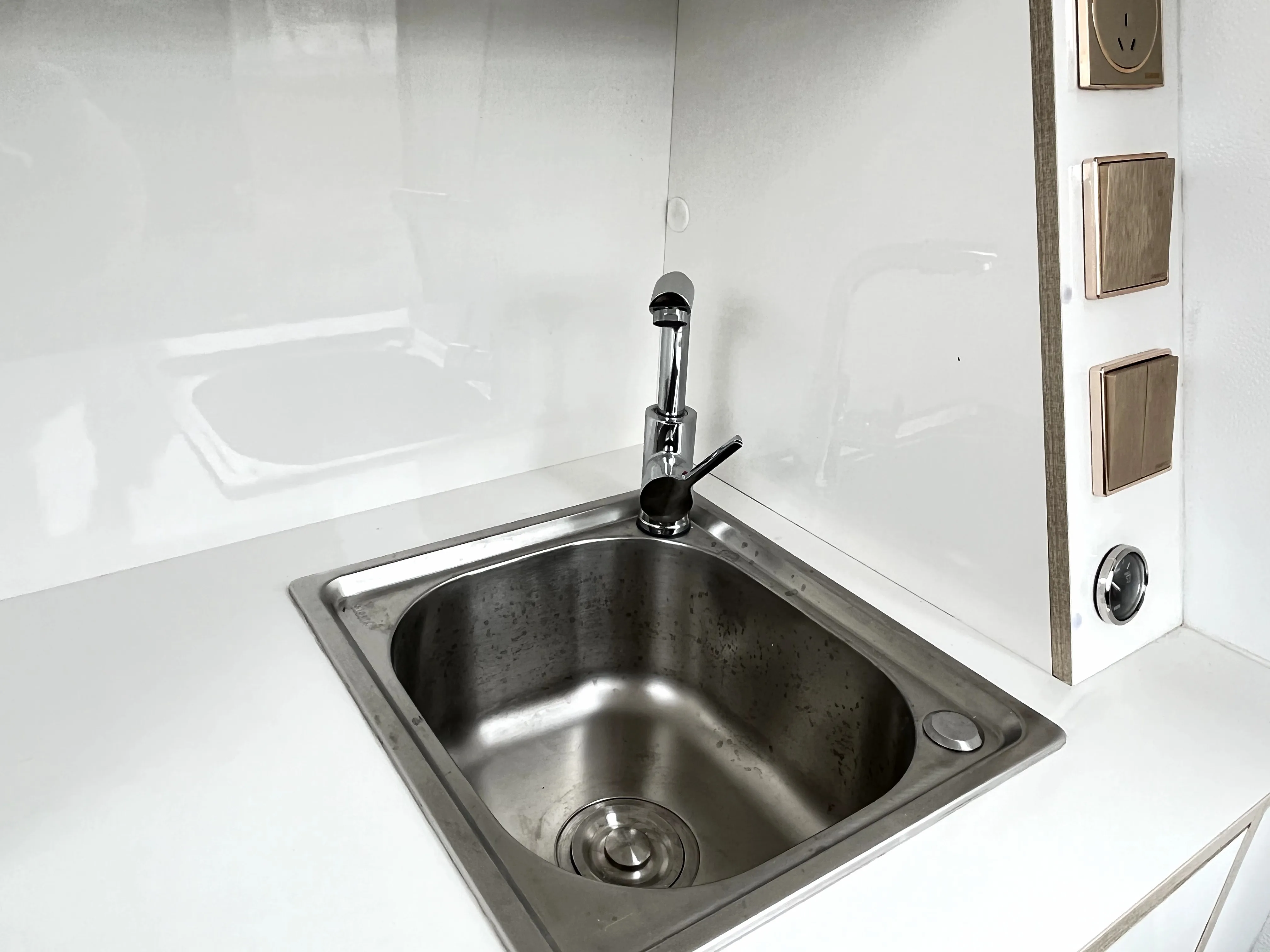 Best sale off luxury Waterproof Good Quality Road Camper Trailers motorhome caravan With kitchen and inside sleeping area