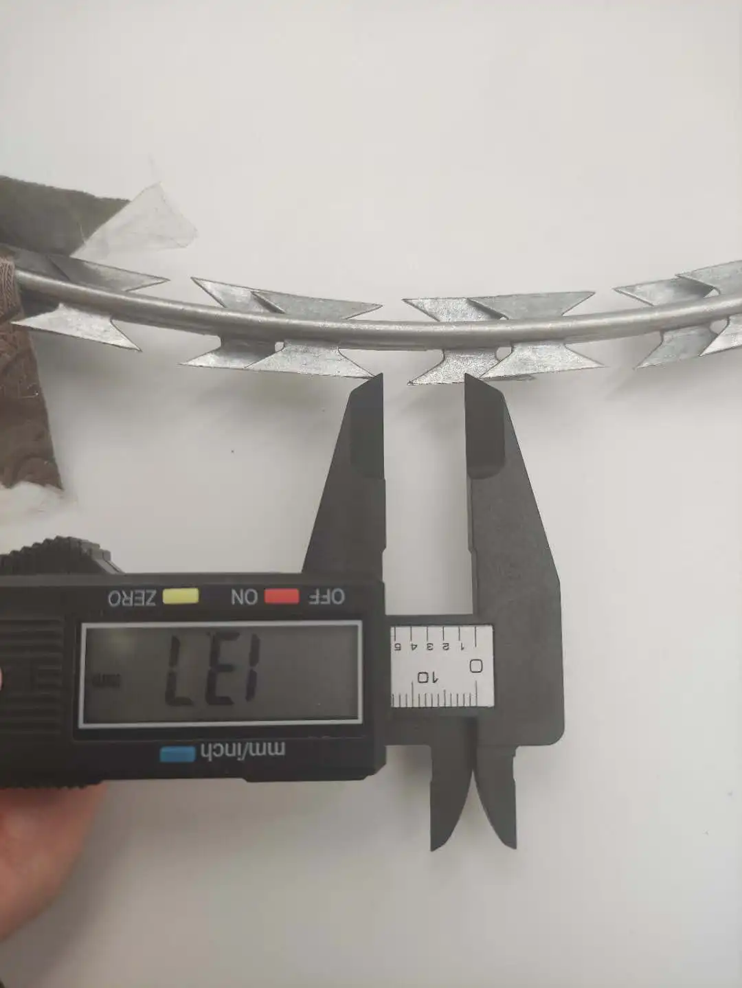 Забор из колючей проволоки, проволока для бритвы