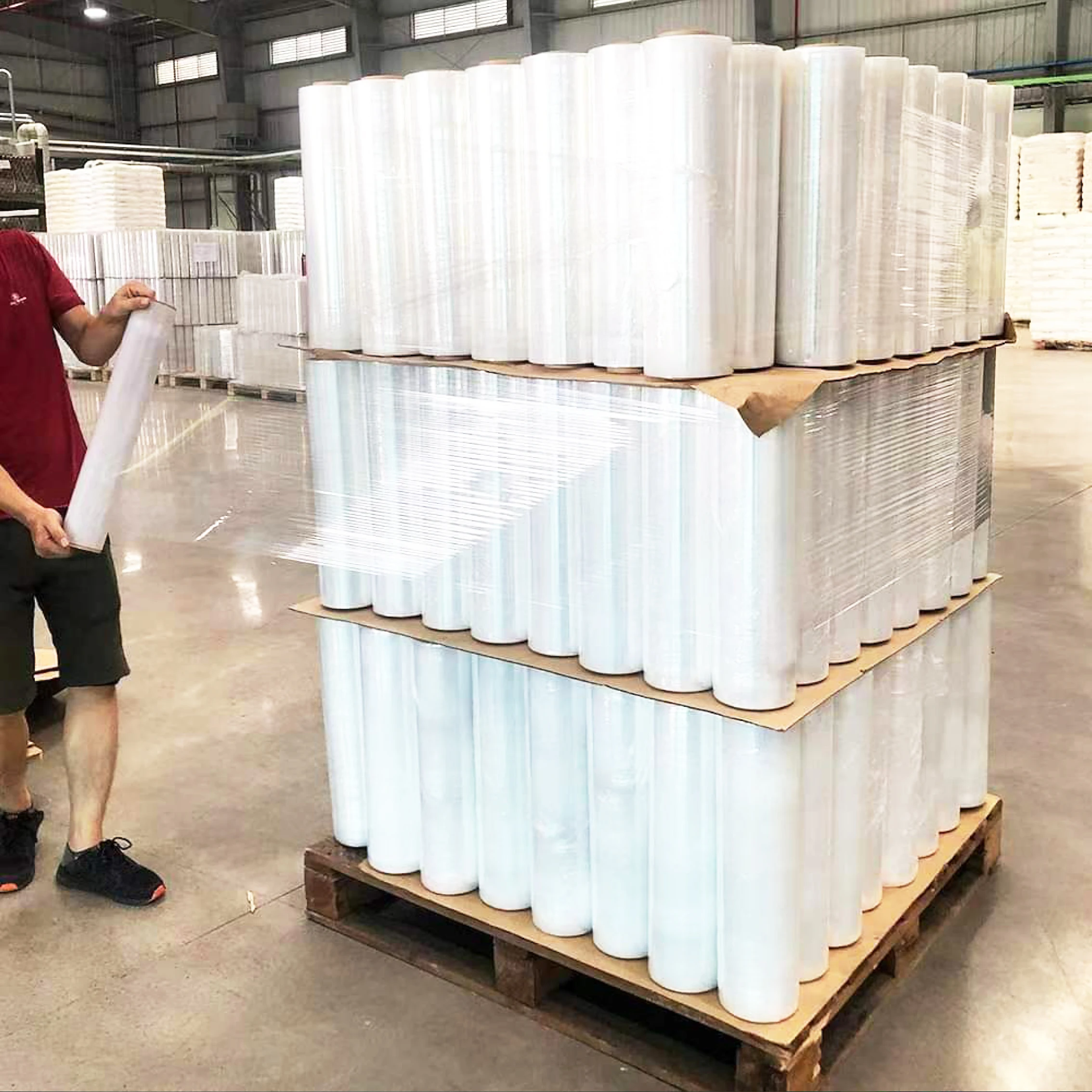 New High Quality LLDPE Cast Stretch Hand Film Plastic Wrap Roll Packaging Products Transparent Moisture Proof 9kg Provided