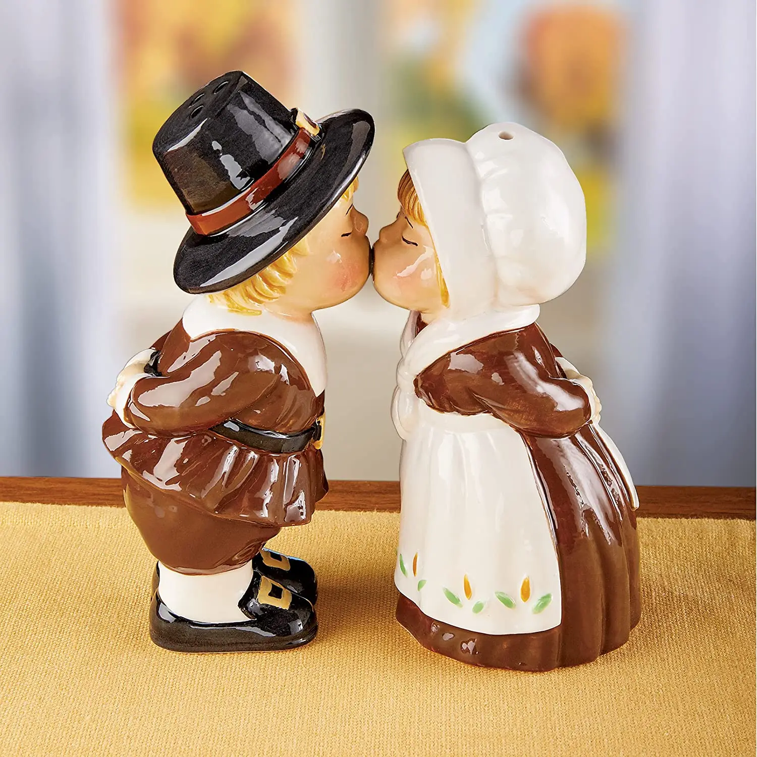 Darling Kissing Pilgrims Salt & Pepper Shaker, Thanksgiving Table Accents