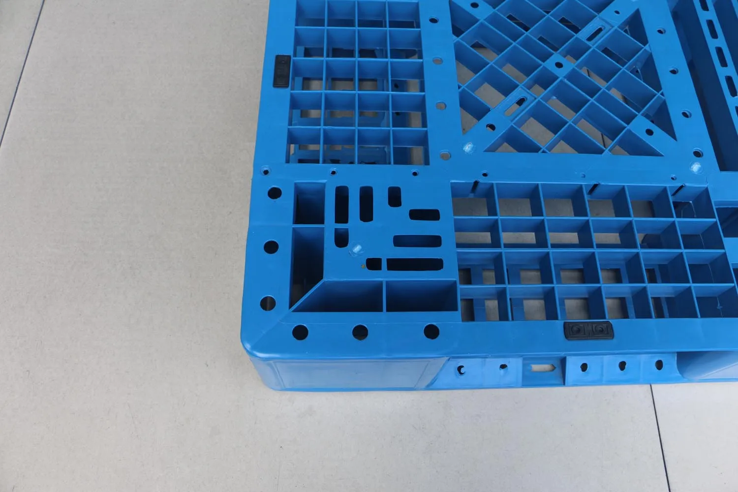 NEXARA Heavy Duty 1100*1100*150mm HDPE Euro Plastic Pallet 4T Static Load 1111 Grid Field 4-Way Entry Single Faced Storage