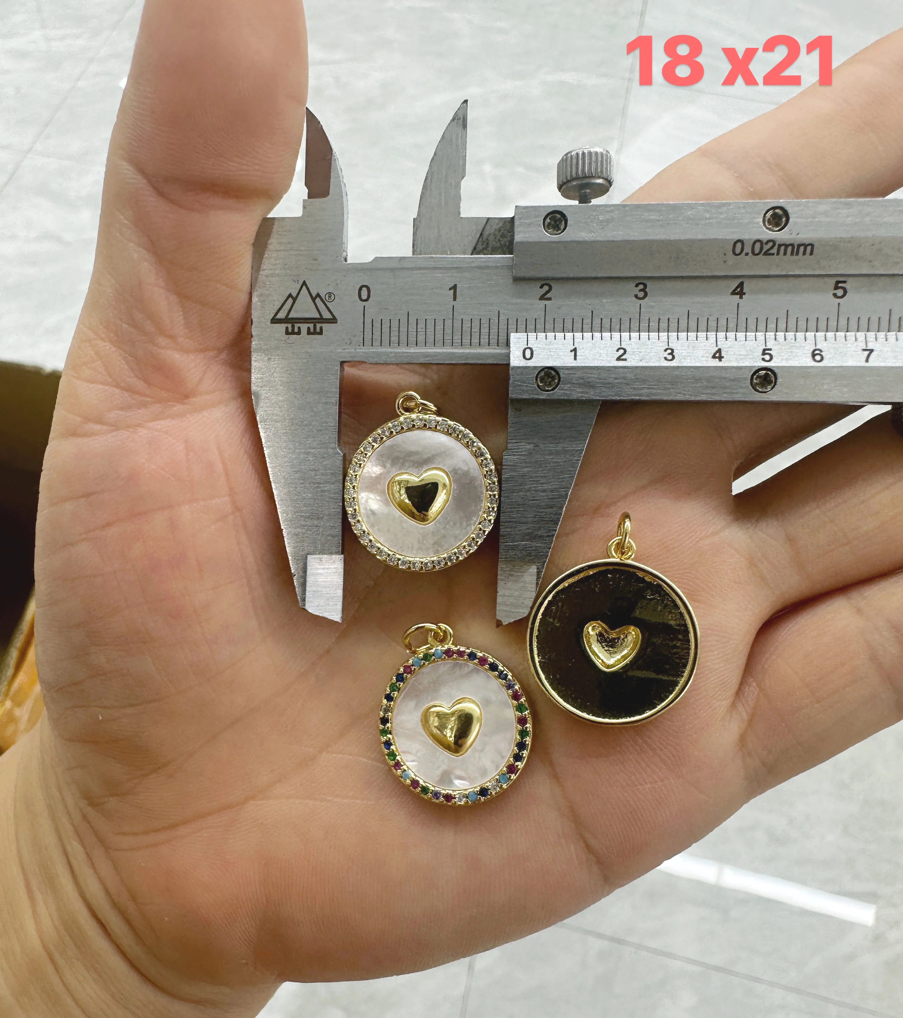 2024 Fashion Gifts Jewelry Natural White Mother of Pearl Shell Round Pendant with Heart Necklace For Women