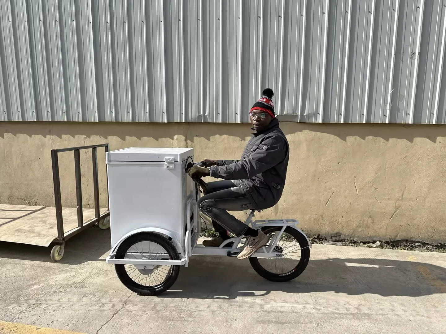 battery build-in Ice cream tricycle 68 Liters freezer with solar power system ice cream cart  ice-lolly bike