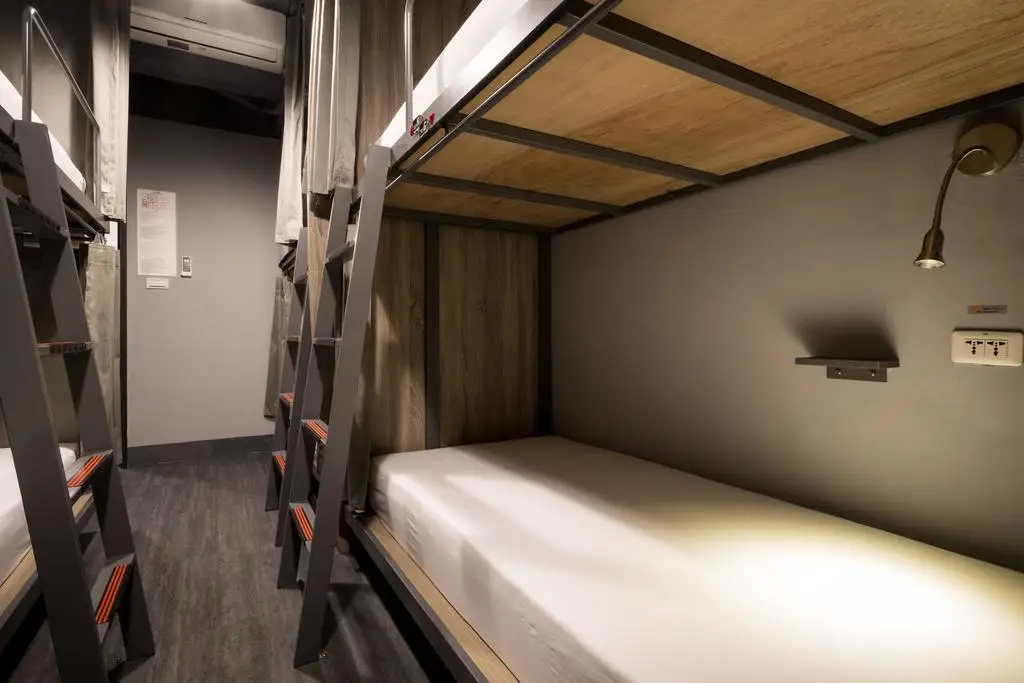 Hot sale single double soundproof capsule hotel bunk bed capsule bed sleeping pods sleep box manufacture