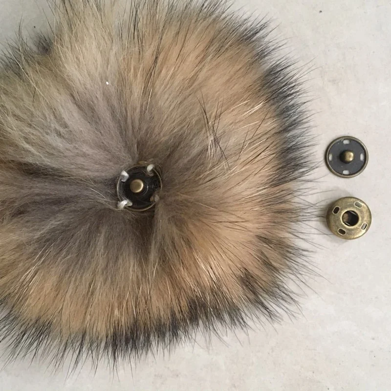 Factory Price Real Raccoon Fox Fur Pompom With Snap Button Big Fur Ball Pom Pom For Beanie Hats DIY Fur Accessories