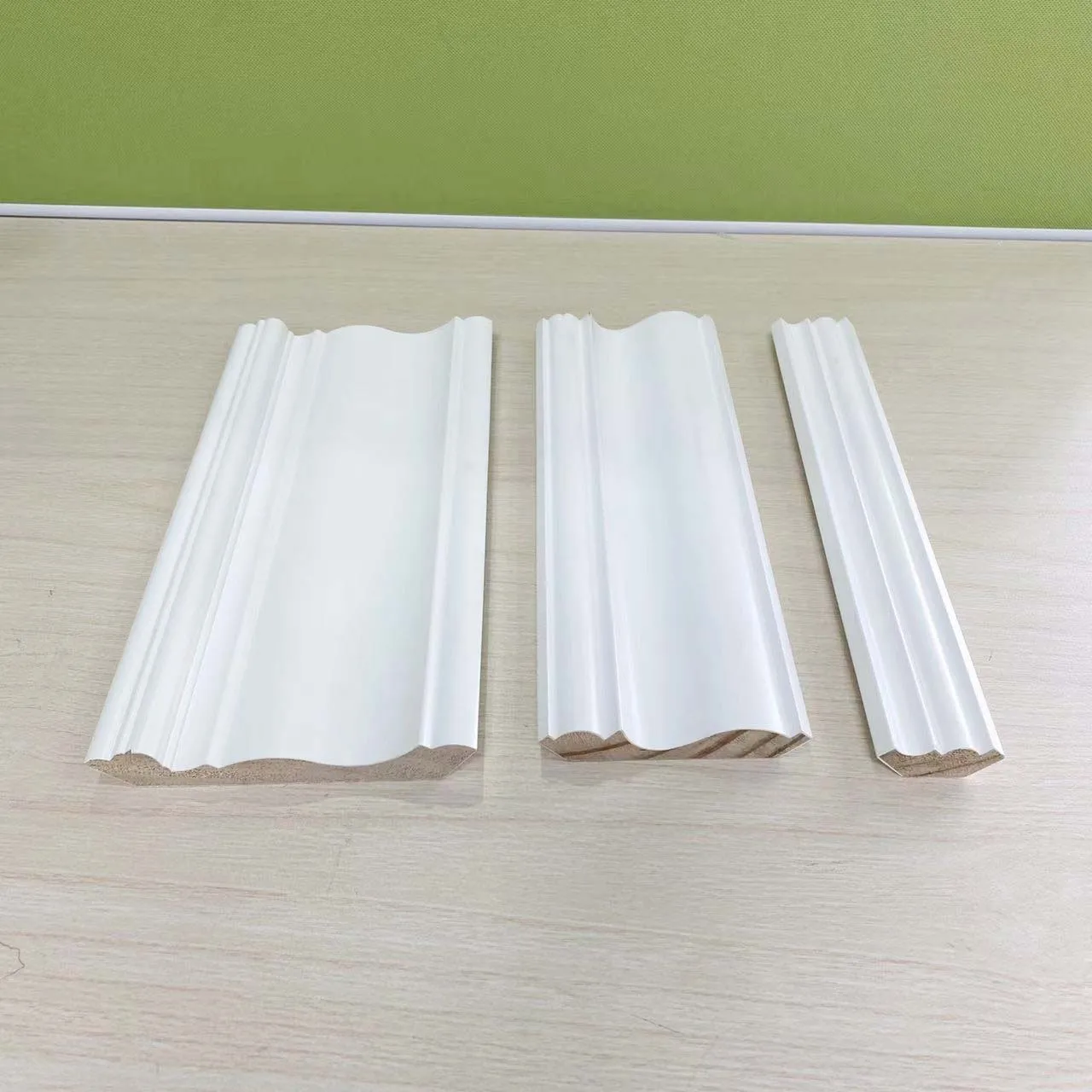 Hot Sale Anti-yellowing with Water Barrier Coating Mouldings for Room and House Decoration