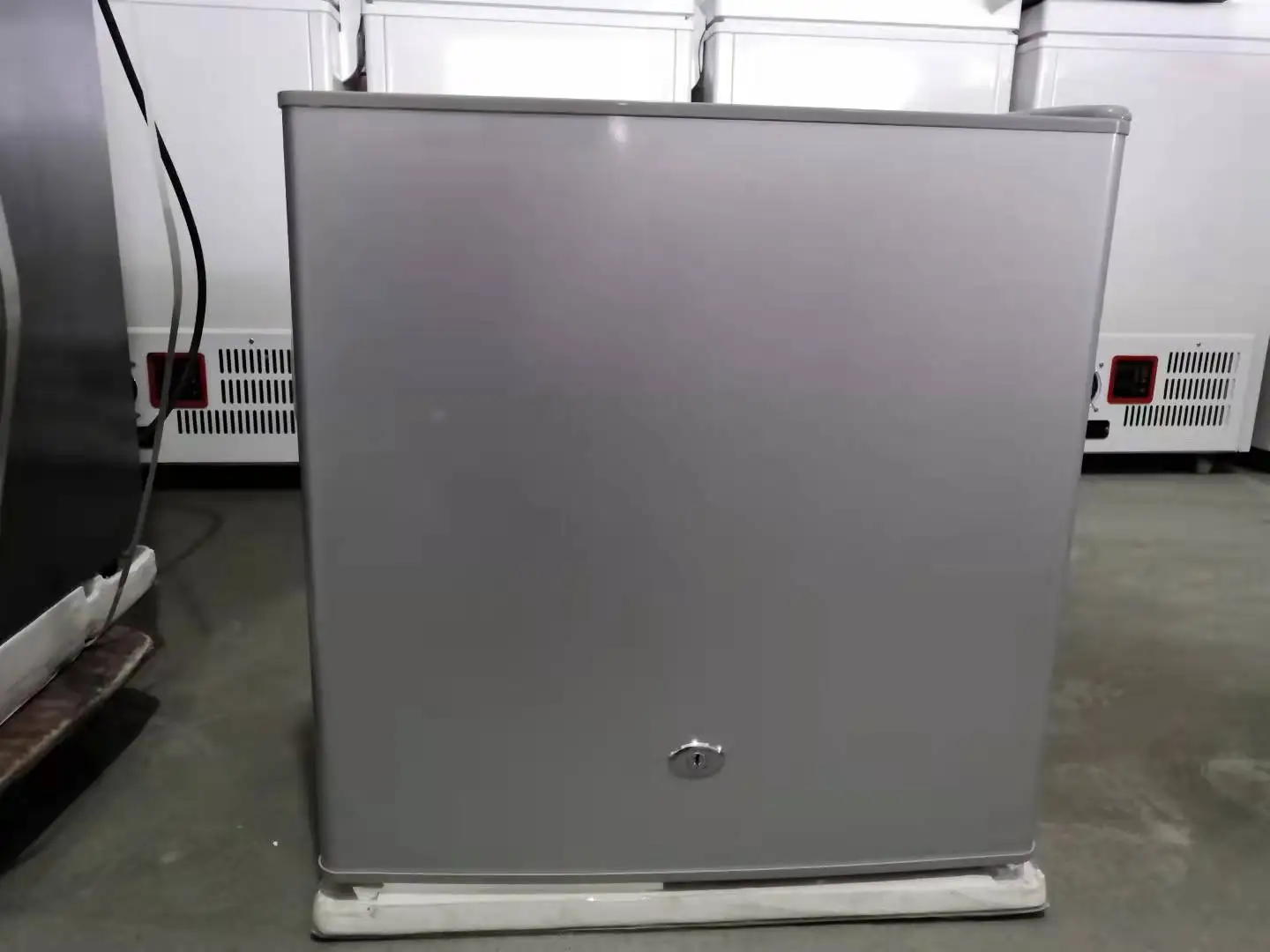 Solar Refrigerator single door mobile 50 Liter mini size for household hotel refrigerator
