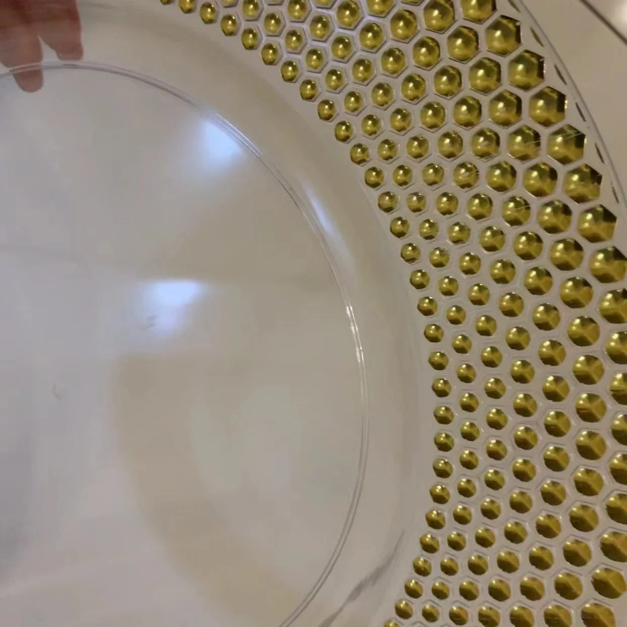 2023 nice design 13 inch antique plastic clear charger underplates wedding dishes with gold rim for decoration