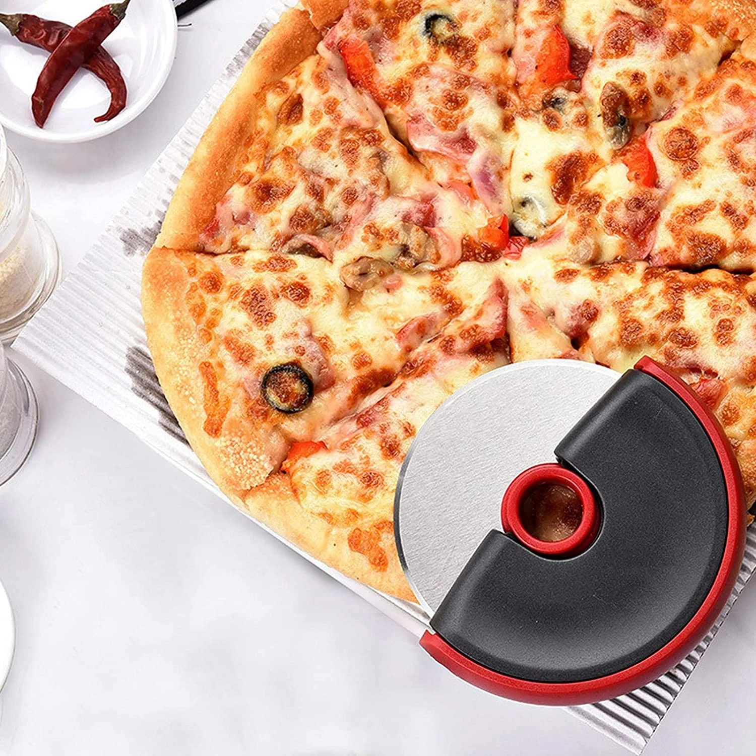 Hot sales in 2023 Pizza Cutter Wheel  Stainless Steel Kitchen Pizza Wheels Round Pizza Cutter With Protective Guard