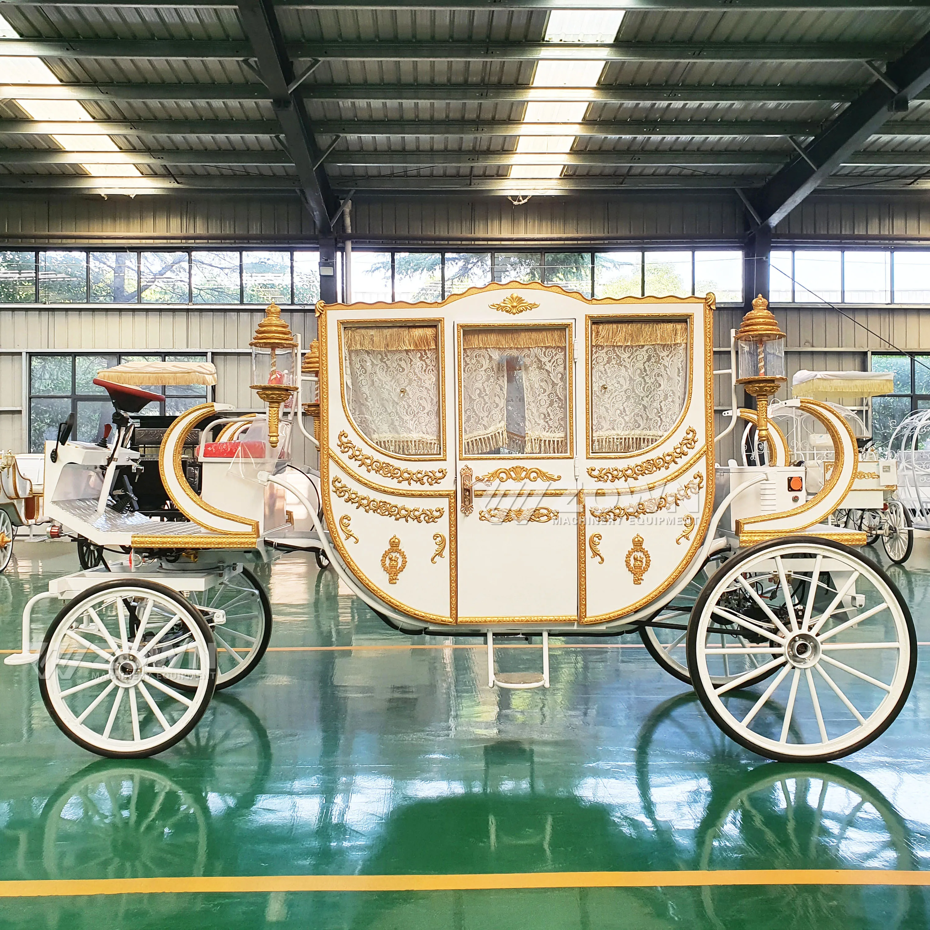 Horse carriage Victoria Luxury royal with led light Life-size Horse carriage royal Sightseeing in the royal carriage