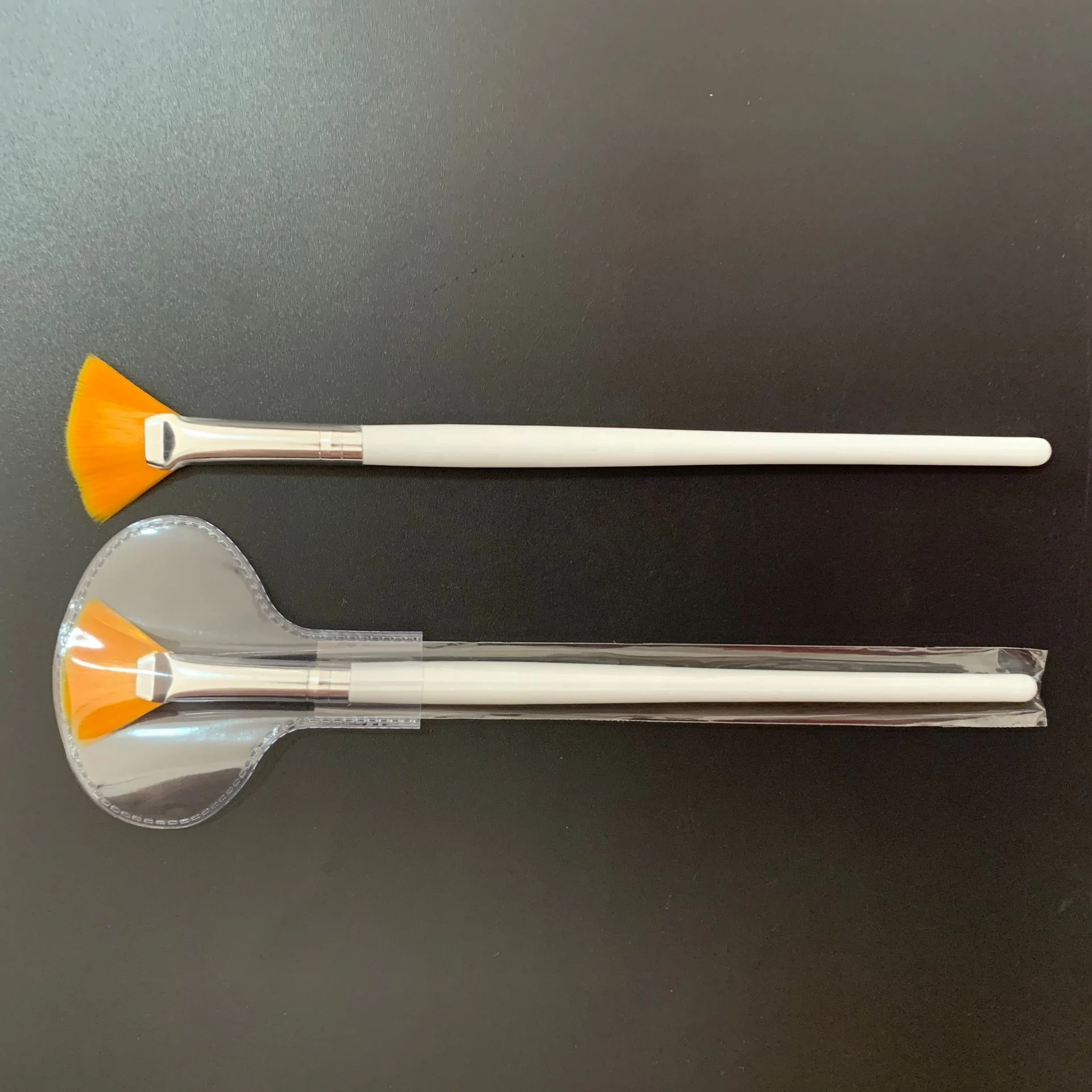 Private Label Small MOQ Glycolic Acid Skin Peeling Synthetic Hair Fan Brush Makeup Brush