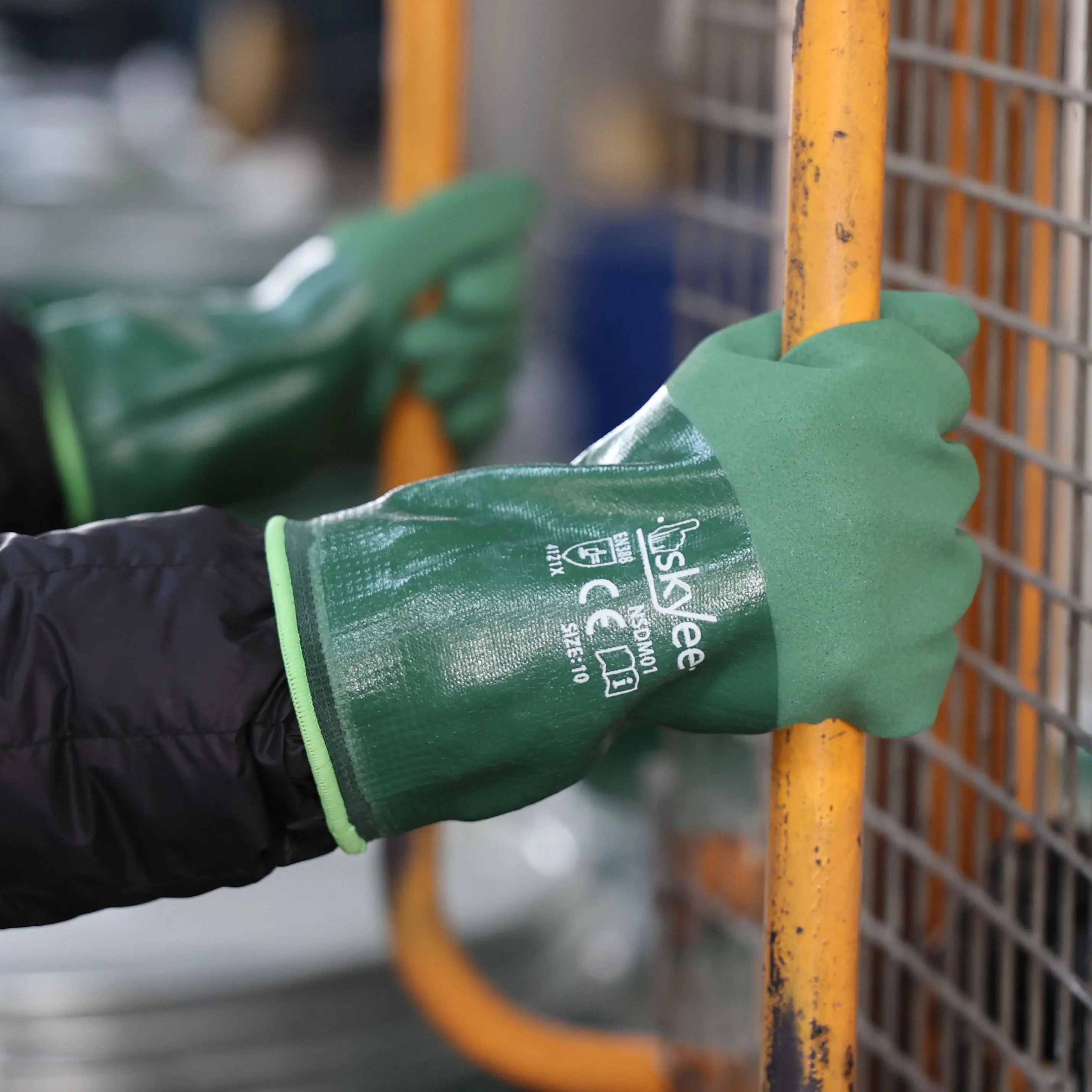 SKYEE hot sale nitrile polyester chemical resistant anti cut work protection distributor safety working gloves for industrial