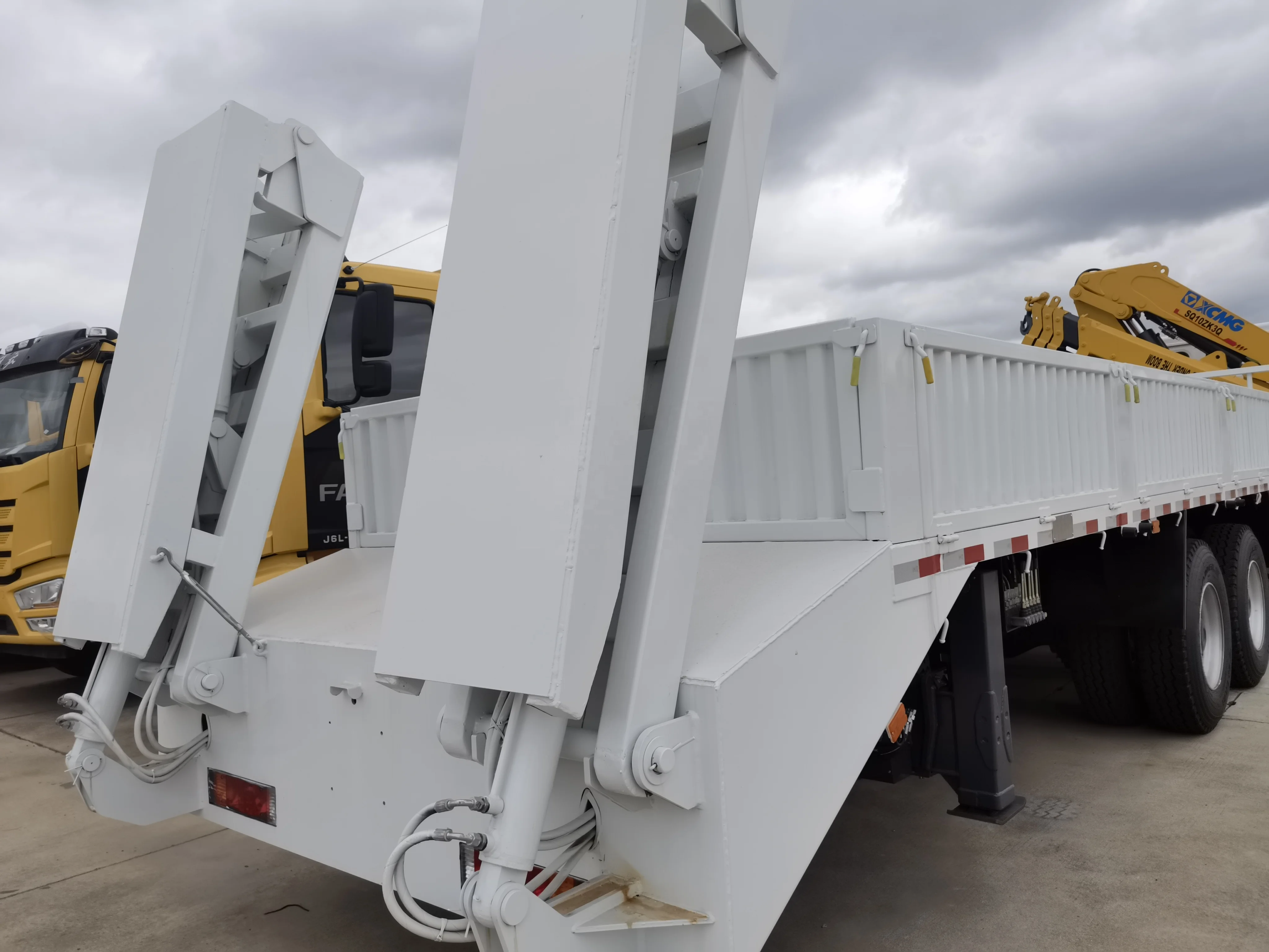 Customized Shacman 6x4 Heavy Duty Road Recovery Wrecker Tow Truck Multipurpose Platform Truck Carrier