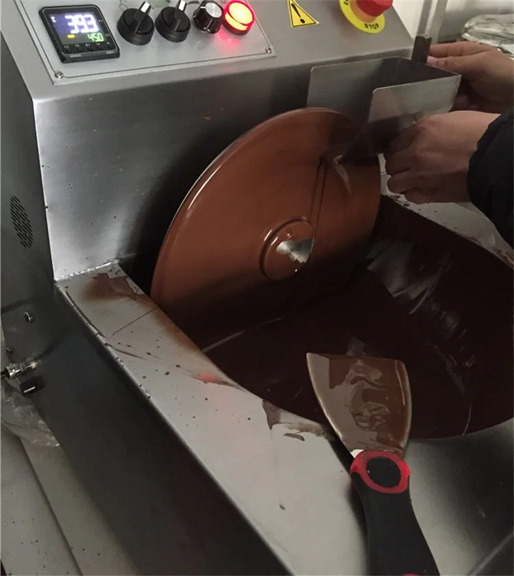 Different capacity chocolate melter pot machine chocolate melting tempering machine with vibrating table