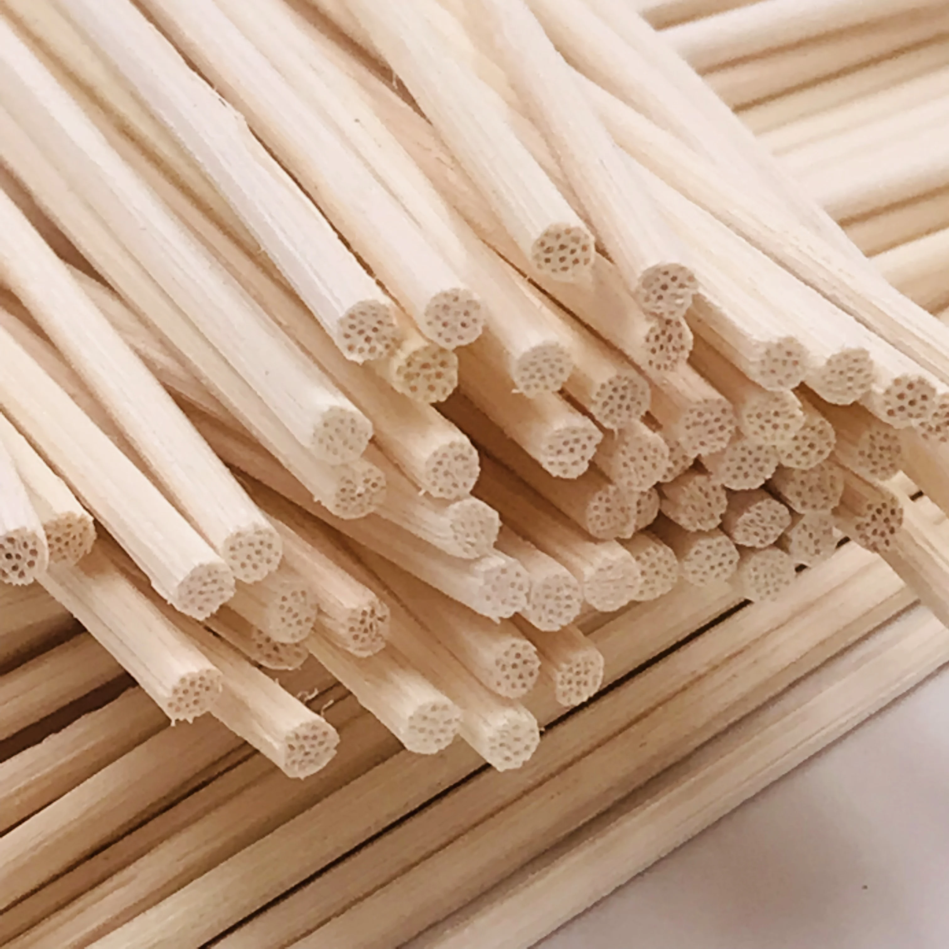 
3*240mm natural rattan diffuser sticks/diffuser reed sticks/rattan reed, 8pcs/pack by elastic rubber 