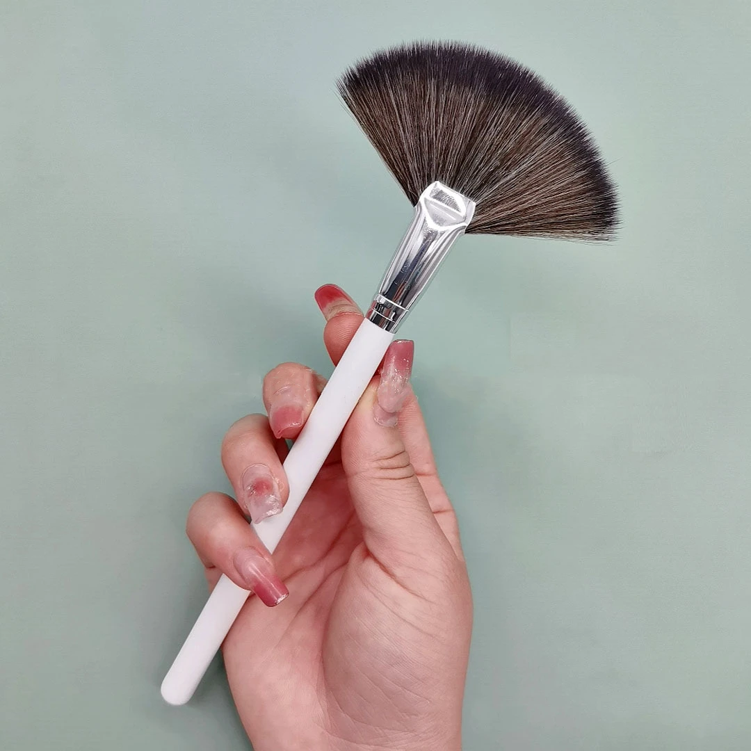 OEM Custom Logo Facial Fan Brush Synthetic Fiber Fan-shaped Highlight Brush Remove Powder Makeup Tool