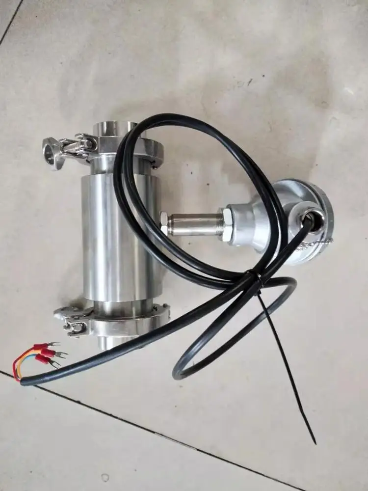 
Stainless steel sanitary clamps connected to the liquid turbine flow meter 24VDC external power supply with RS485 