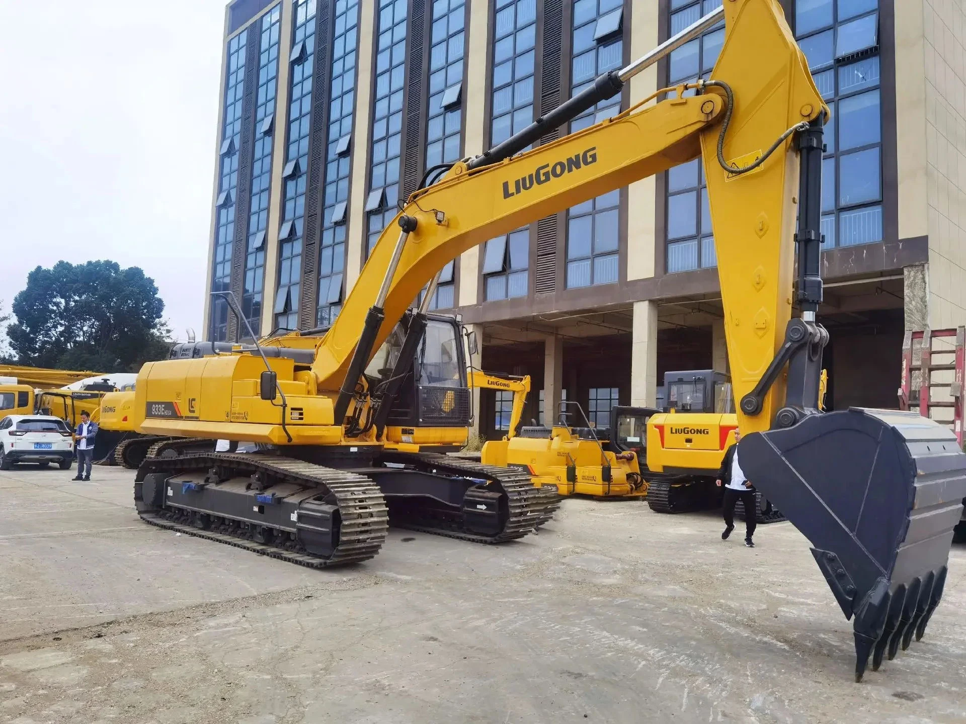 Высокая мощность и точность: 933FMAX + Средний экскаватор в категории 33 тонны