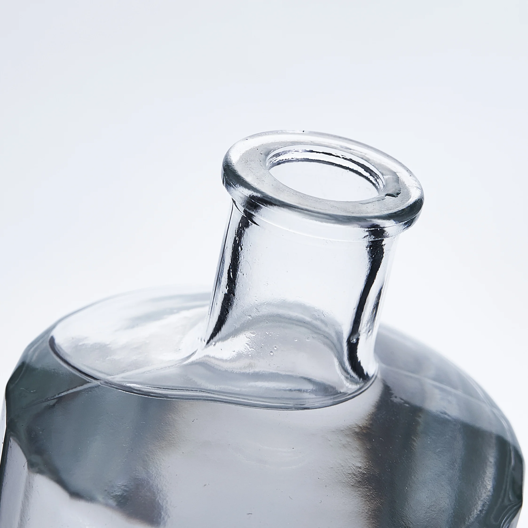 Creative Vodka Glass Bottle 500ml Wholesale Spirits Bottle Thick Bottom Liqueur Bottle with Lid