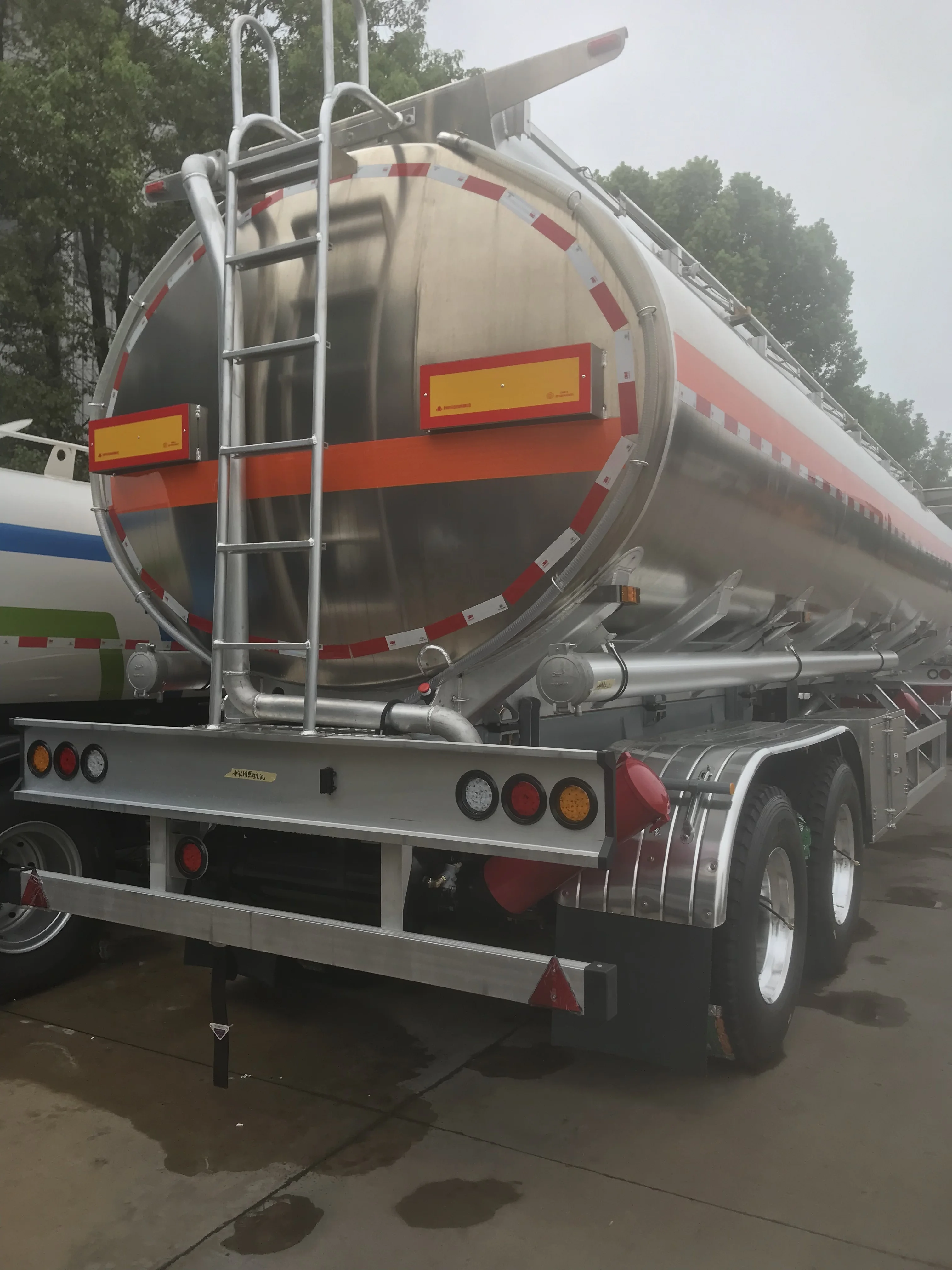 good price 28000L bulk oil tanker semitrailer China manufactured new 2 axles steel gasoline diesel  transportation semi trailer