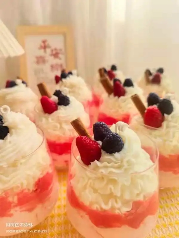 Custom Decorative Fragrance Pink book scented Strawberry Ice Cream Shaped Candle in glass