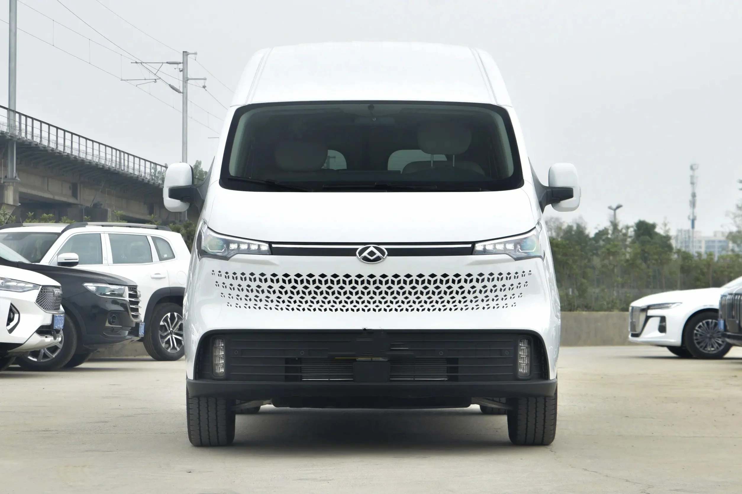 2024 SAIC Maxus V70 3-9-seater Luxury 2.0T diesel Station Wagon, Suitable for Commercial Logistics and Urban Use