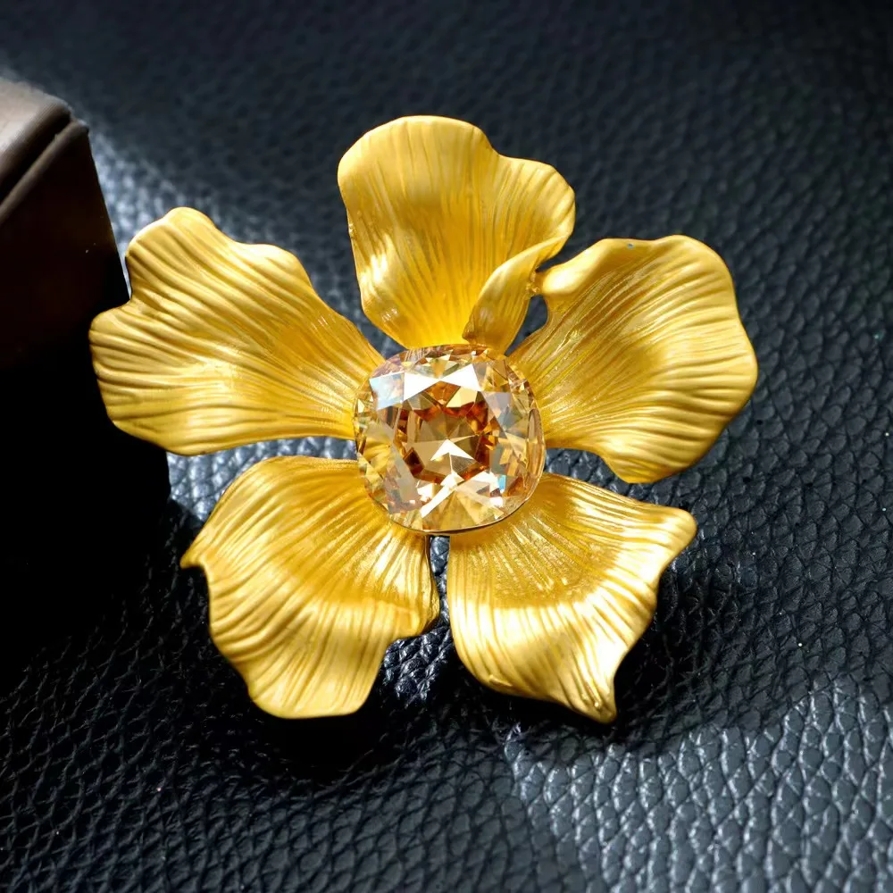 wholesale luxury brooches women gloden flower design minimalist crystal flower brooches