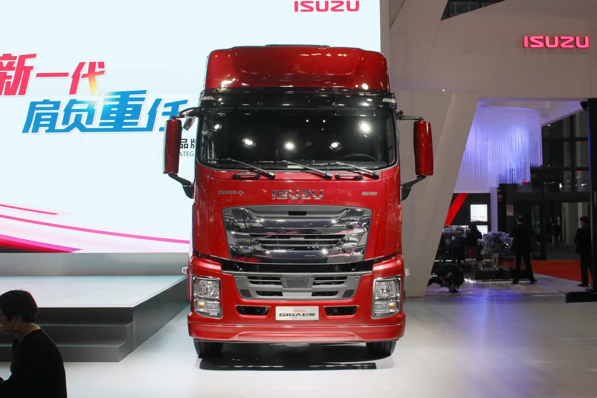 Isuzu GIGA Tractor head 6x4 460hp 420hp tractor truck for sale