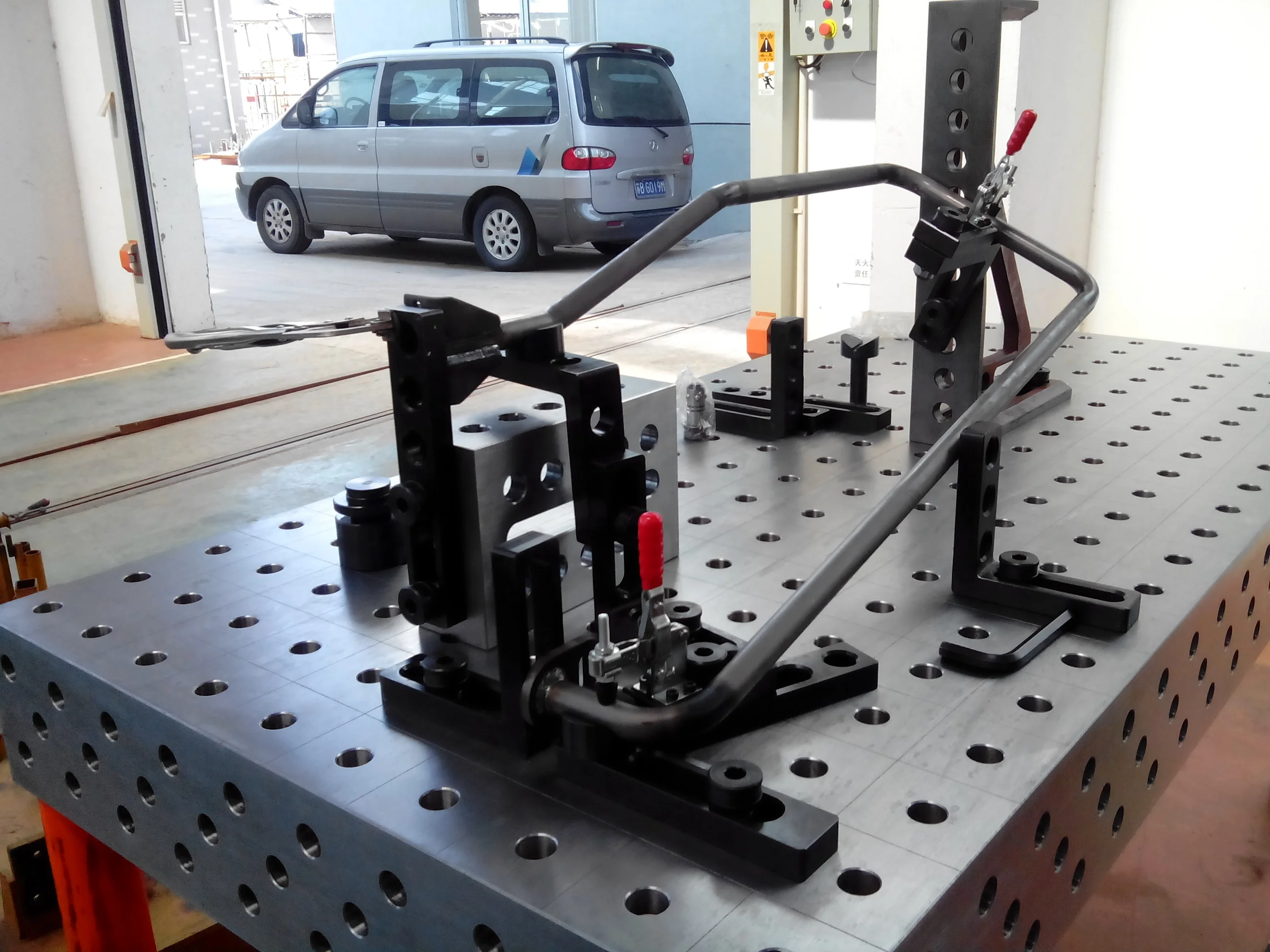 Регулируемая угловая пластина для сварочного стола