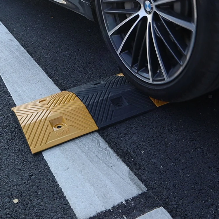 Heavy Duty 1000*350*40mm Yellow and Black Rubber Plastic Speed Bump Roadway Traffic Safety Speed Hump for Garage Use