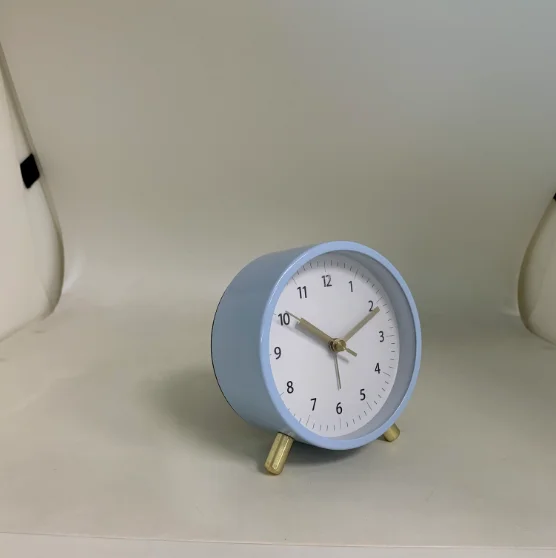 Metal desk table clocks custom Analog retro alarm clock with night light Battery Operated Simply Design for Living Room Bedroom