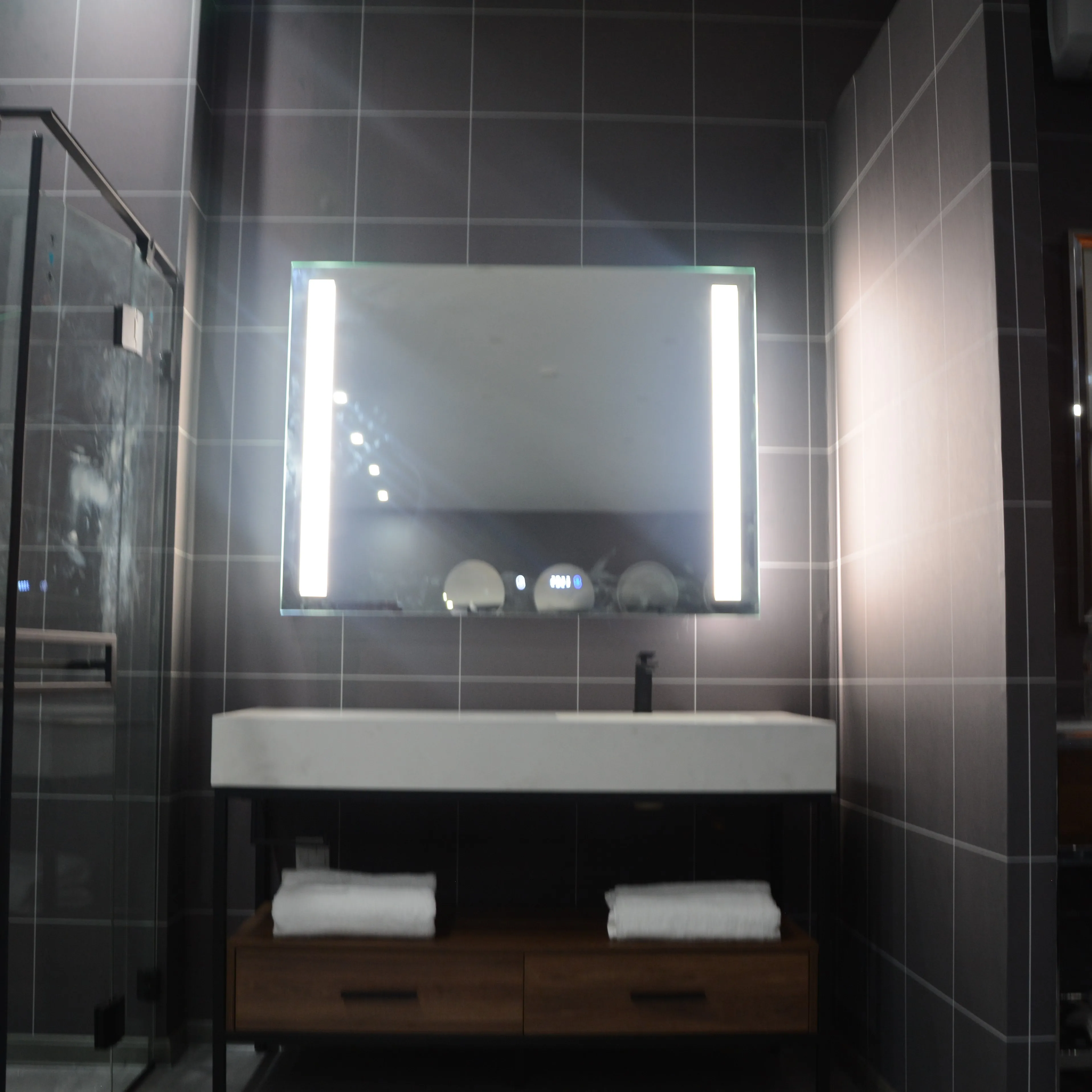 Factory wholesale Wall Mounted Anti-Fog Dimmer CCT 3000k 4000k 6000k hotel 2436/3636/4836 inch touch sensor big smart led mirror