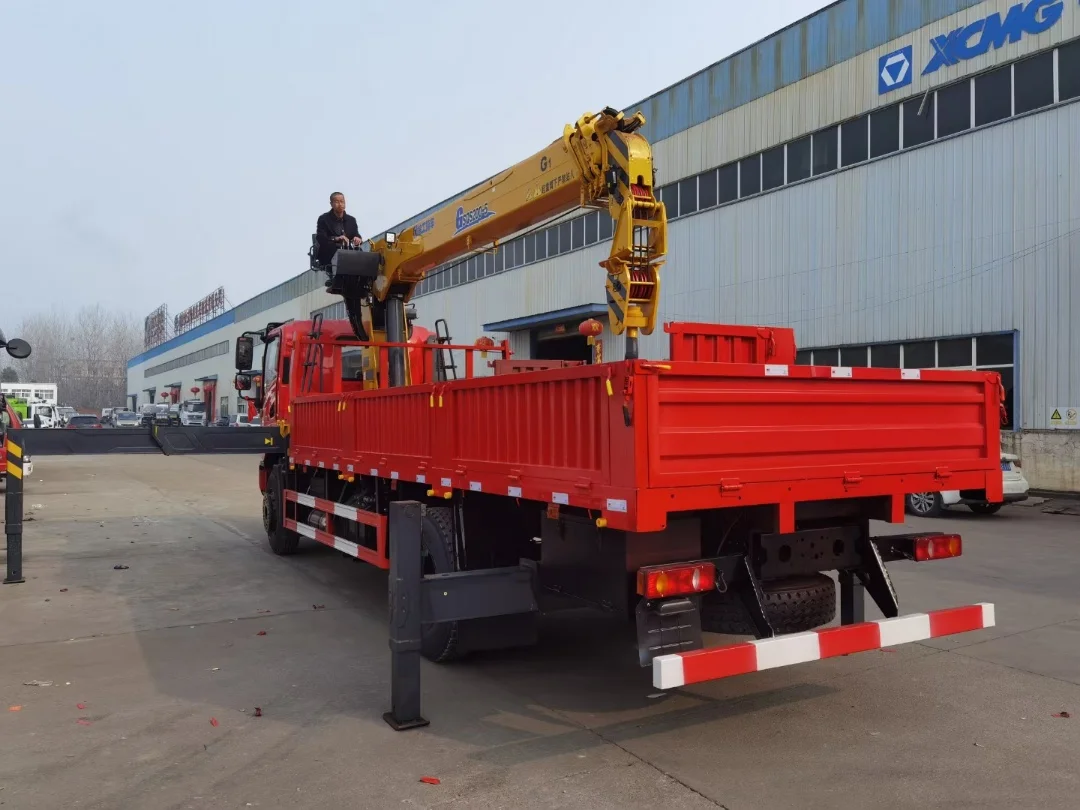 8-ton XC truck mounted crane Made in China