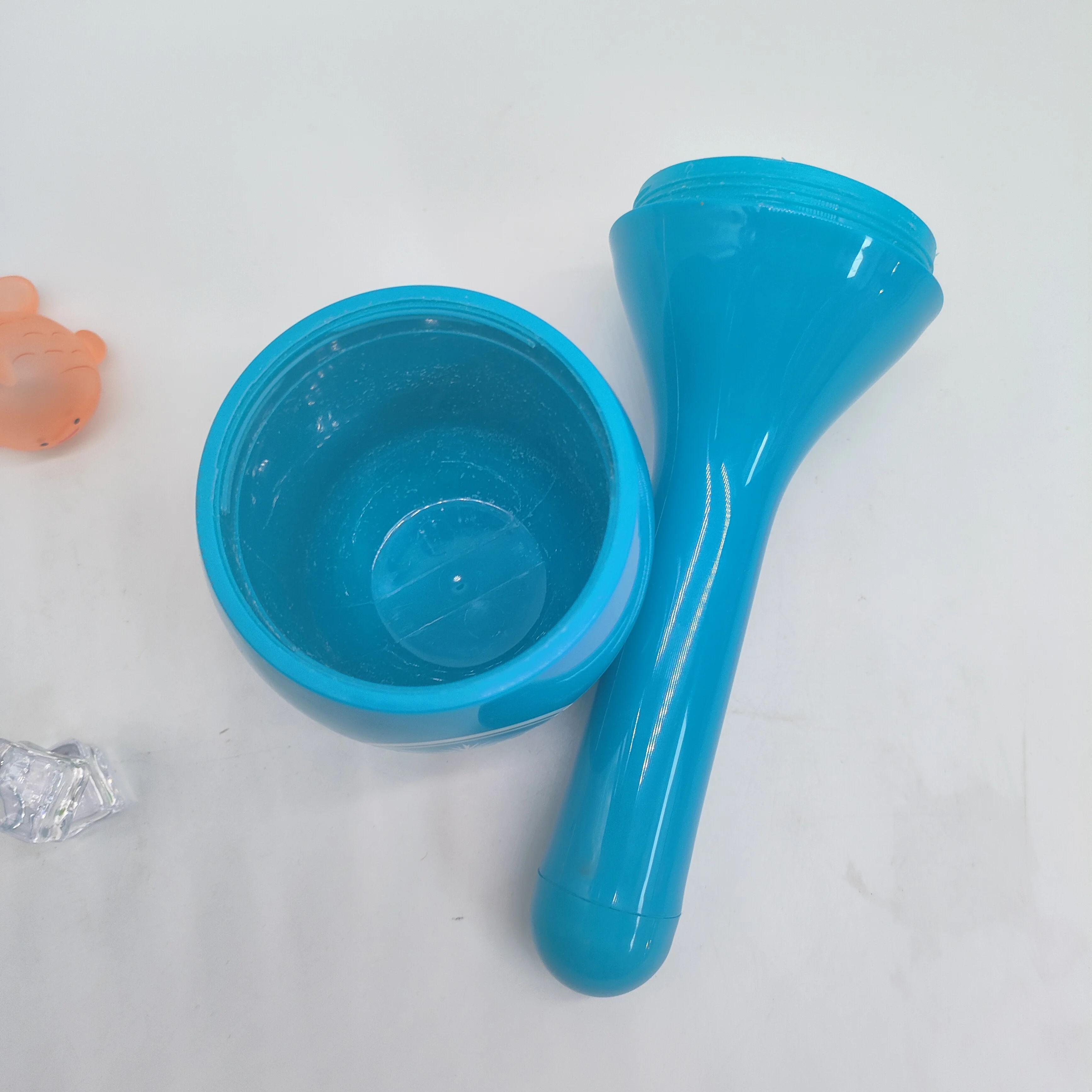 New design Customized Logo Party Essential Compact and Cute Shaker Tool Cocktail Shakers plastic Wine Shake Drinking Cup