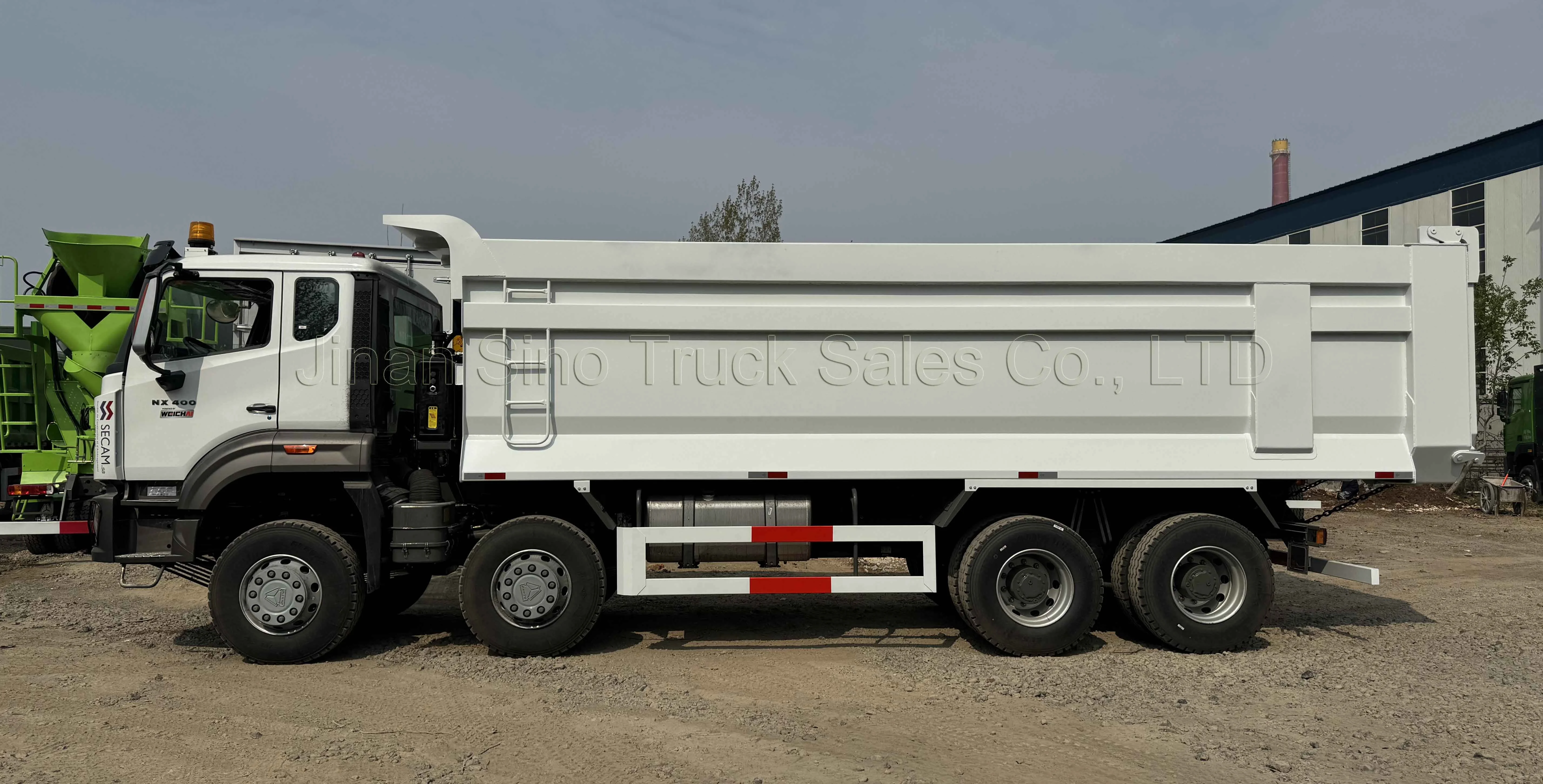HOWO NX 8X4 12 Wheels Front Side Lifting Dump Trucks For Mining Area