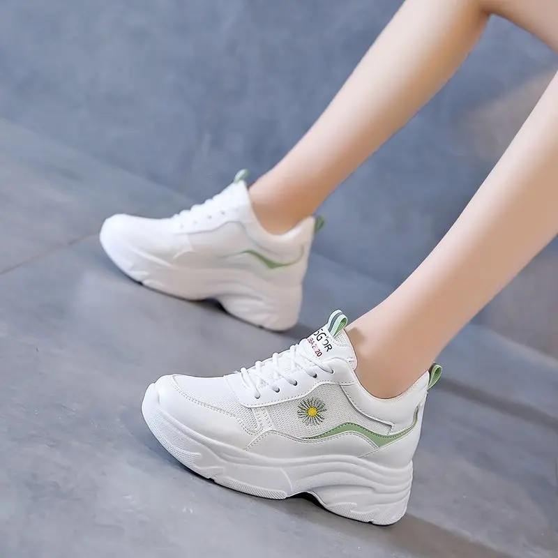 Женские сетчатые кроссовки на танкетке, повседневные дышащие спортивные туфли на шнуровке, со скрытым каблуком, увеличивающие рост, 2022