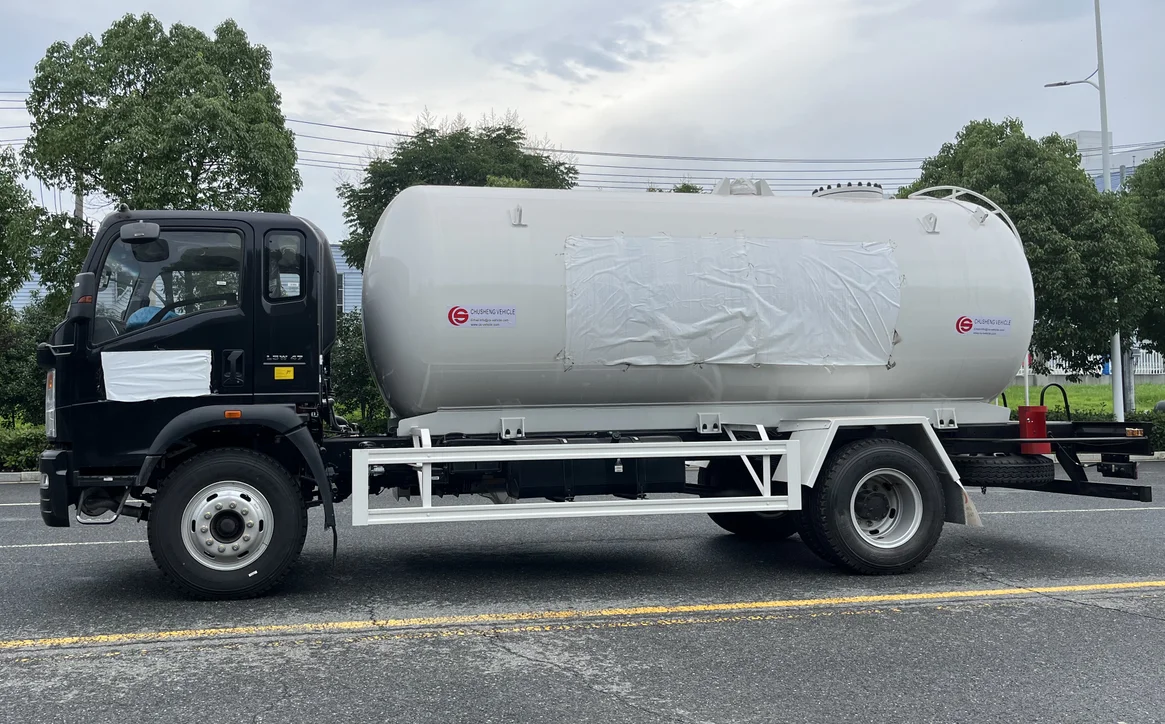 CRRC produce HOWO 4x2 6 Wheel Bobtail LPG Truck 15M3 15000L 7.5T 7.5Tons LPG bobtail truck For Filling LPG Gas Cylinders on sale