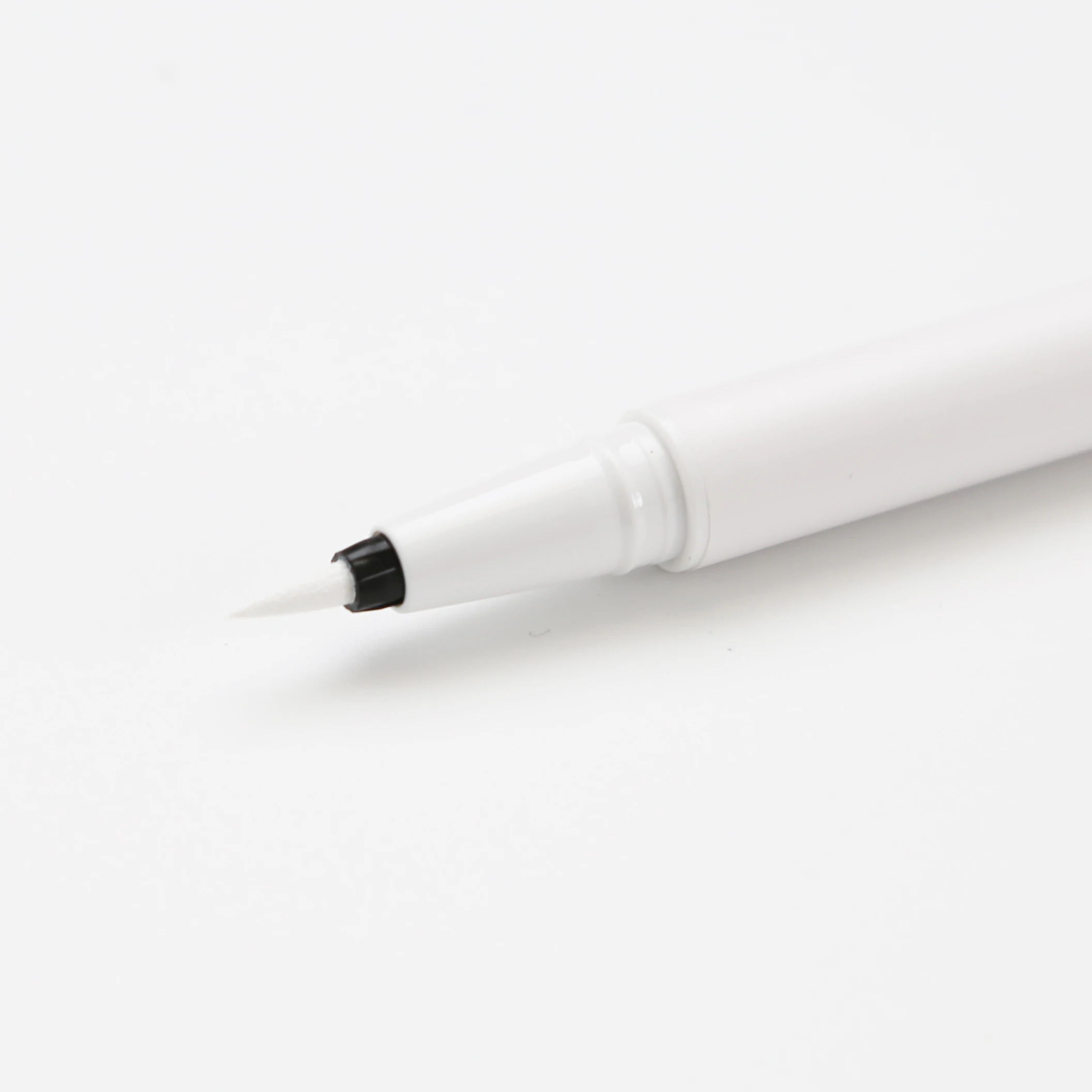 Professional-Grade Liquid Eyeliner with Smudge-Proof Formula for Long-Lasting Results, Black and White Shades Available