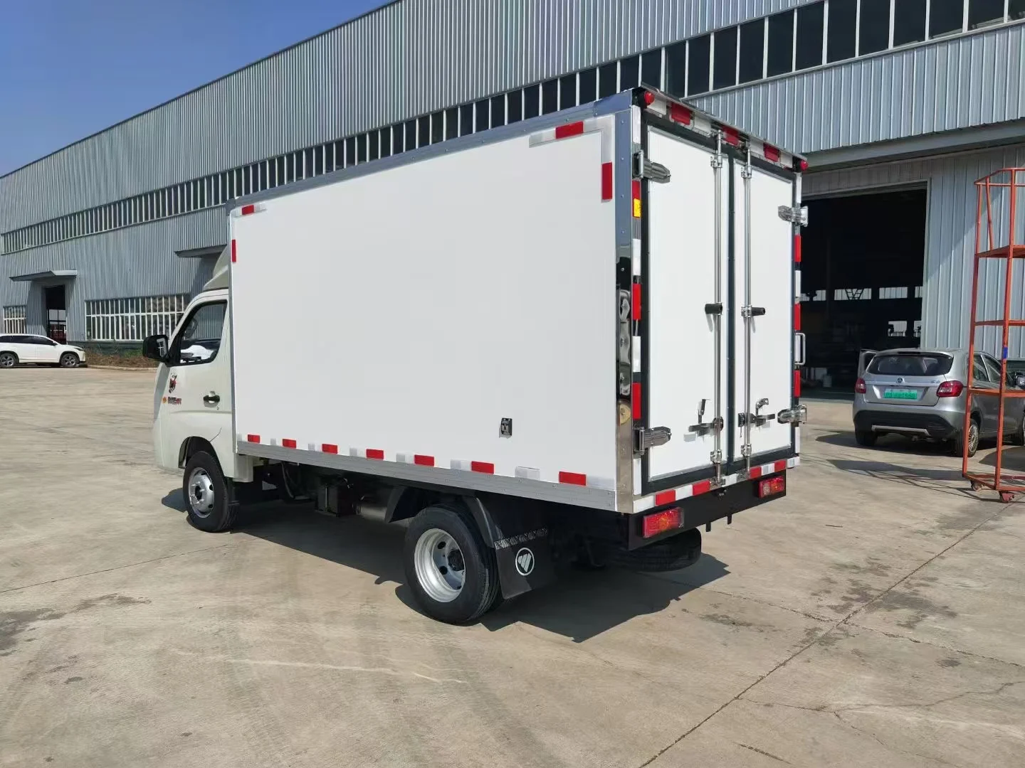 China Cheaper Price foton 3 Tons New Reefer Box Vehicles Body Refrigerator Van Truck Box