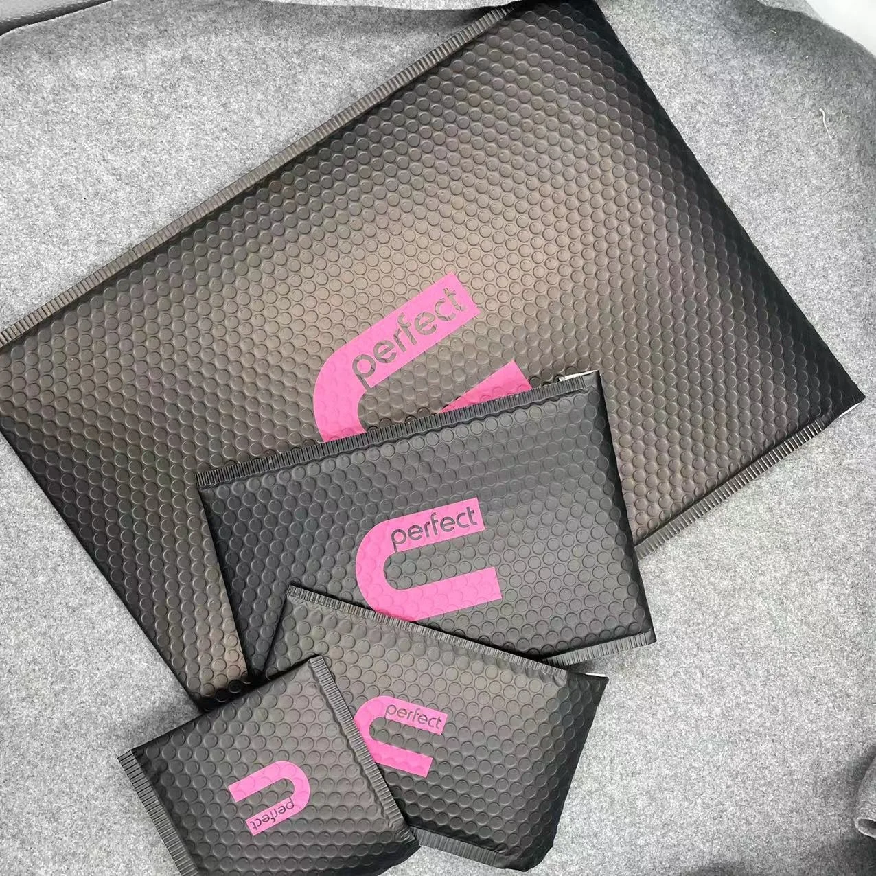 Горячая Распродажа, матовая черная алюминиевая фольга, металлик, самозапечатывающиеся, Пузырьковые пакеты для отправки почтовых отправлений с логотипом 4*8