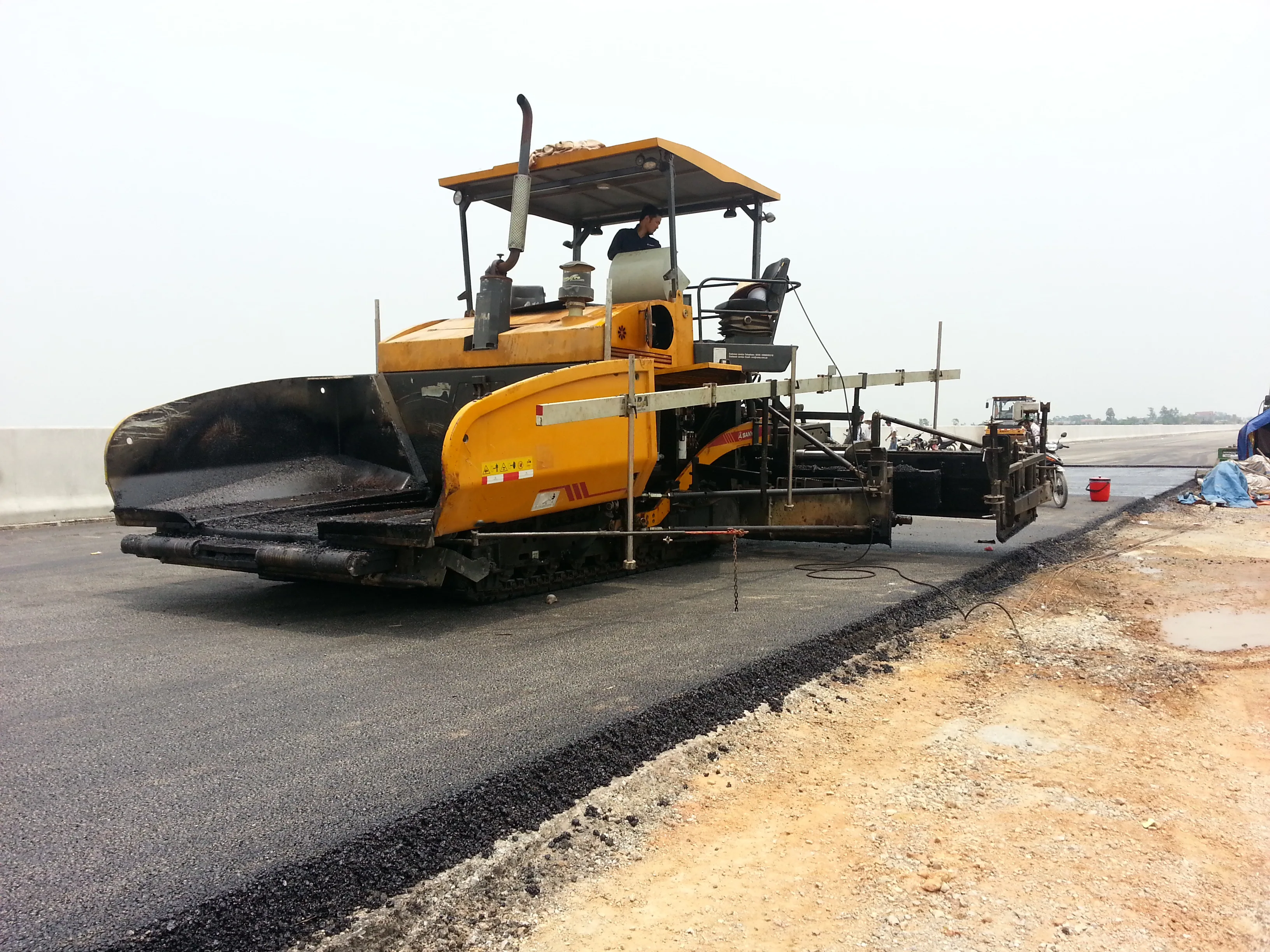 good performance 6m paving width asphalt paver SAP60C-8