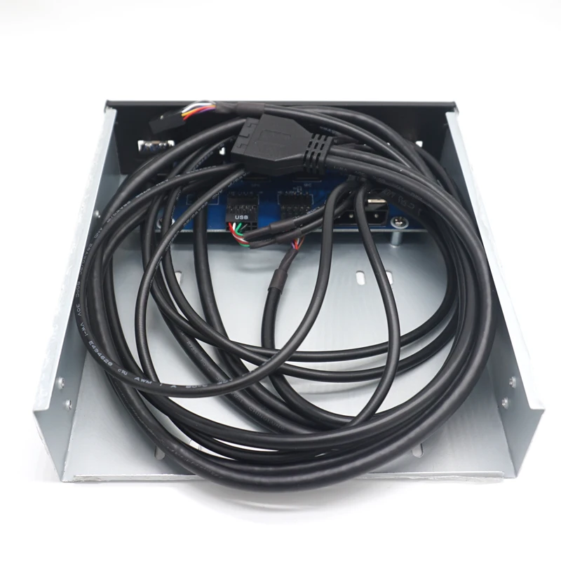 Передняя панель 5,25 дюйма, USB 3,0, 2 порта + USB 2,0, 2 порта, USB-концентратор, флоппи-адаптер, поддержка аудиовыхода HD и входа микрофона