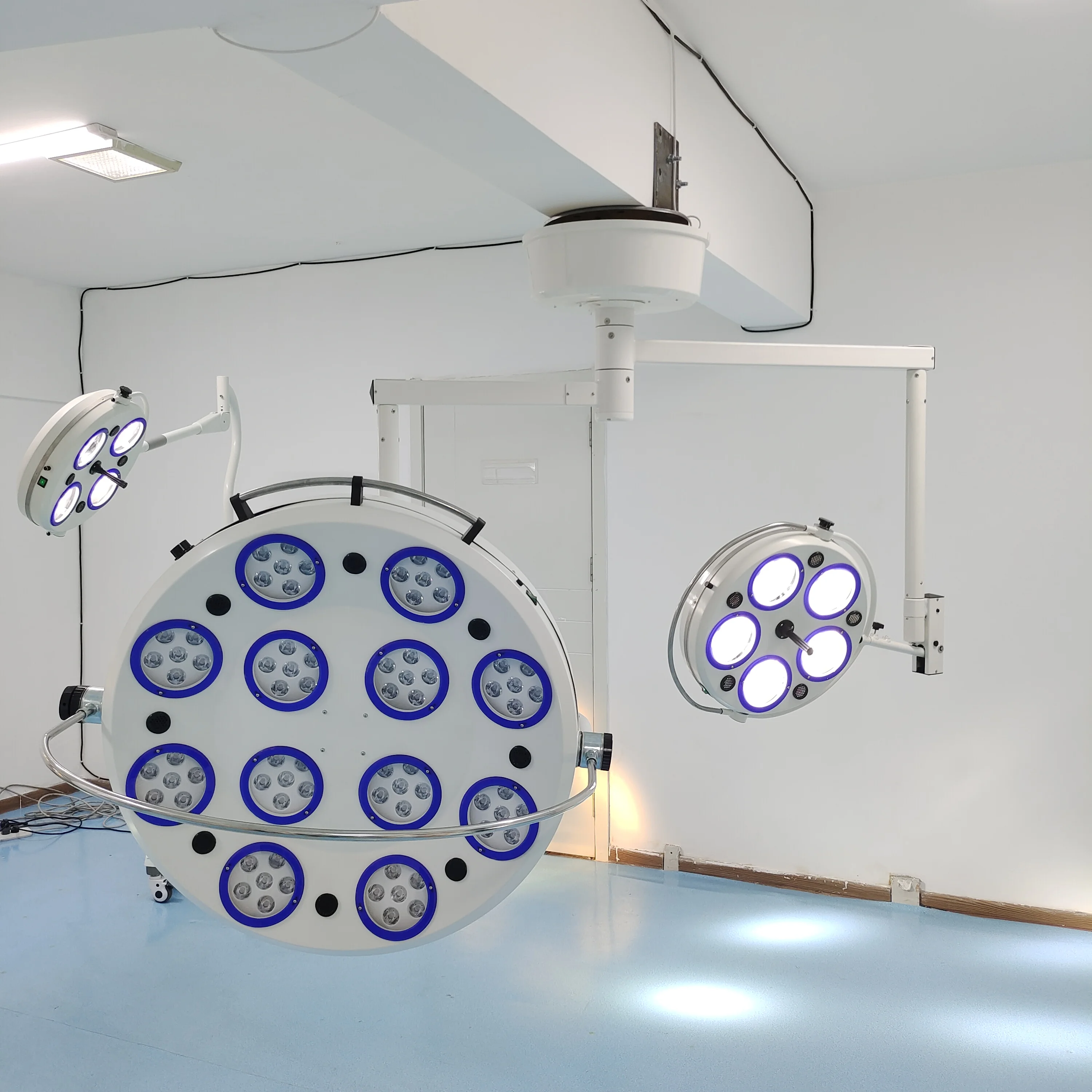 Dental Veterinary Surgical Lighting Lamp Halogen Outpatient Medical Lamp with Steel Metal Materials Powered by Electricity