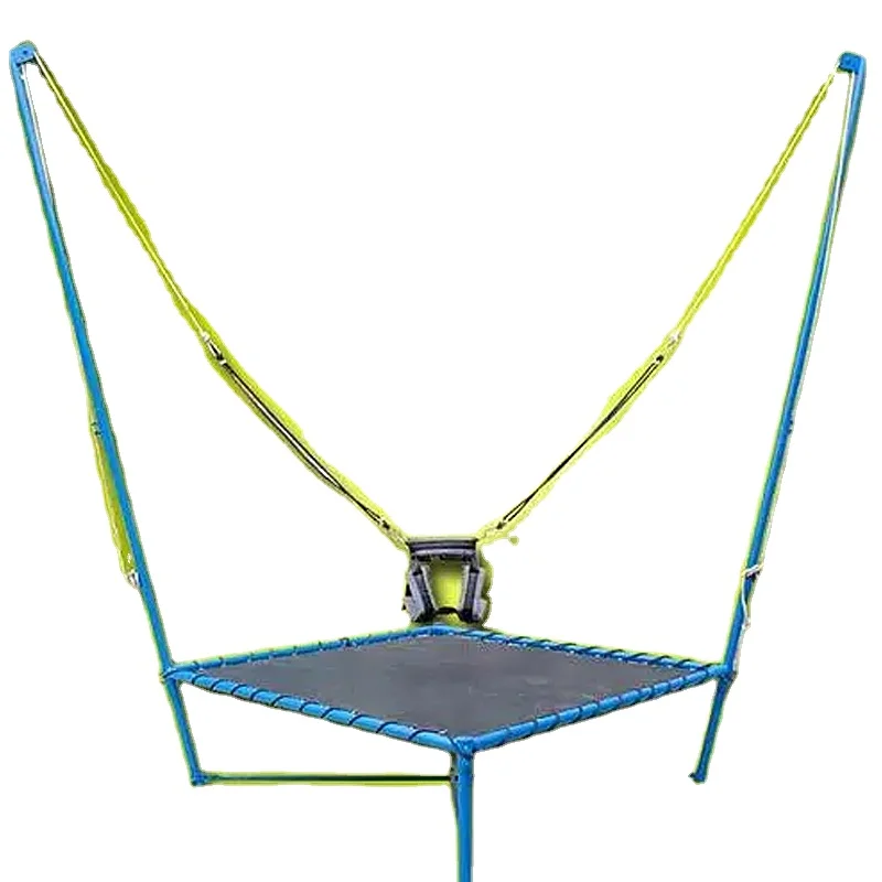 Взволнованный открытый одиночный круглый банджи-батут для взрослых, прыжки со скакалкой и упряжкой