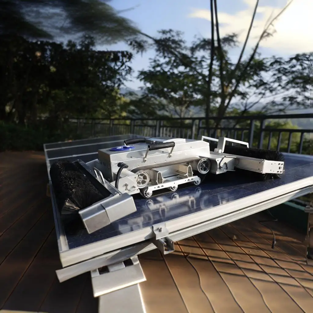 Fully autonomous PV cleaning machine E33H