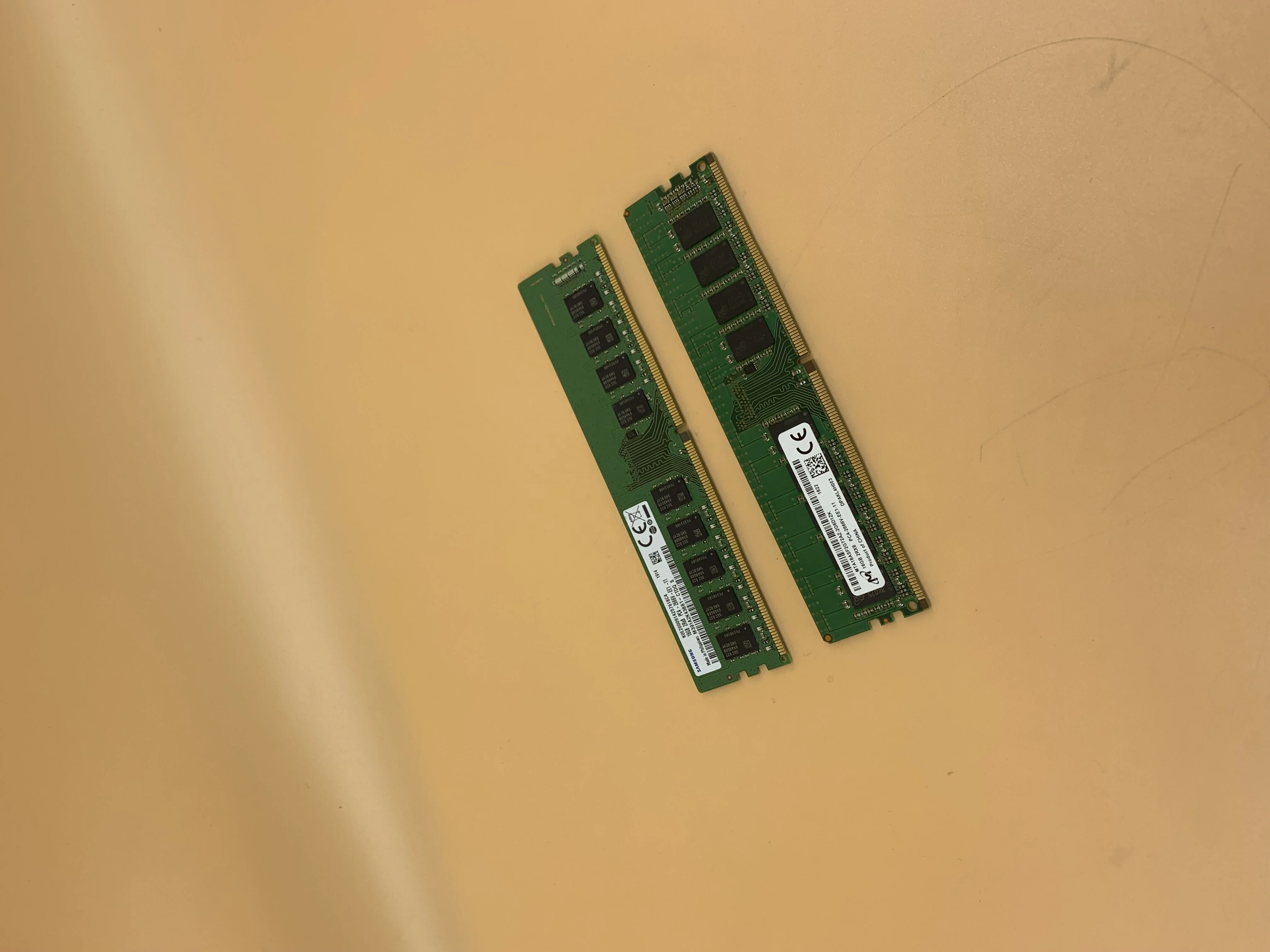 SNPVDFYDC/16G M391A2K43BB1-CTDQ AA335286 MTA18ASF2G72AZ-2G 16GB DDR4 2RX8 UDIMM 2666Mhz