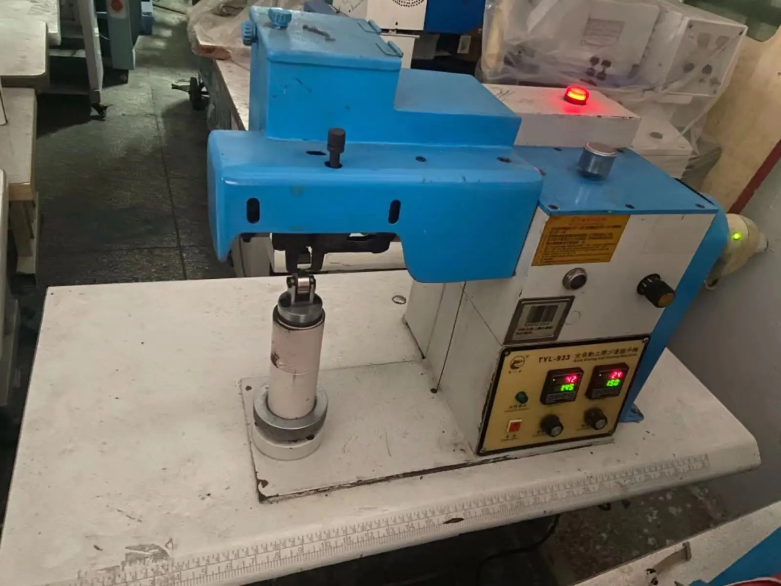 Fully Automatic Gluing And Hammering Machine JD-295A Shoe Upper And Bag Gluing And Edge Splitting And Hammering Machine