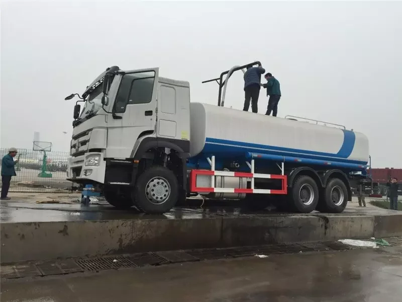 Восстановленный резервуар для воды грузовик с разбрызгивателем 6*4