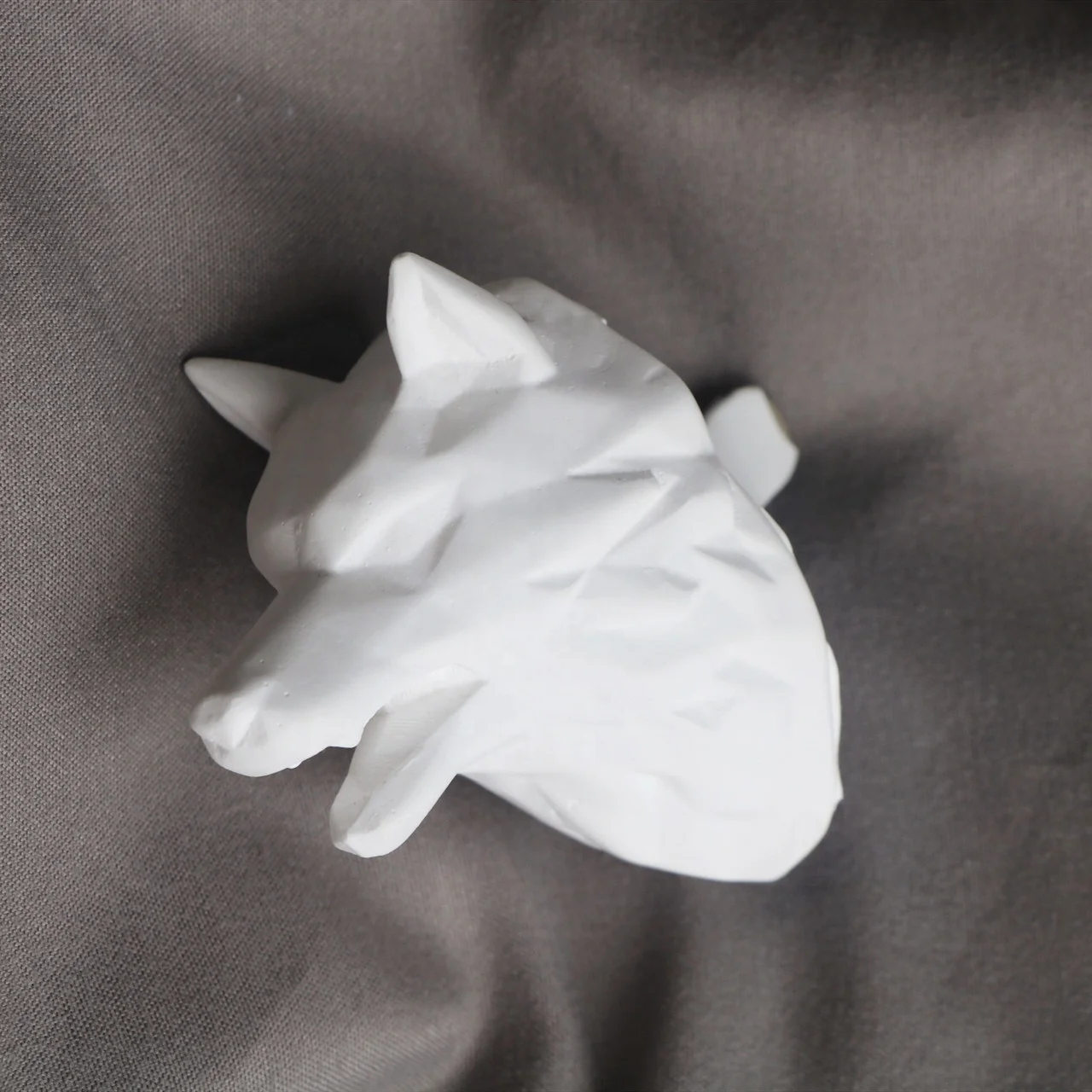 Scented White Ceramic Wolf Shaped Car Vent Clip Decoration Aroma Essential Oil Diffuser Stone Air Freshener