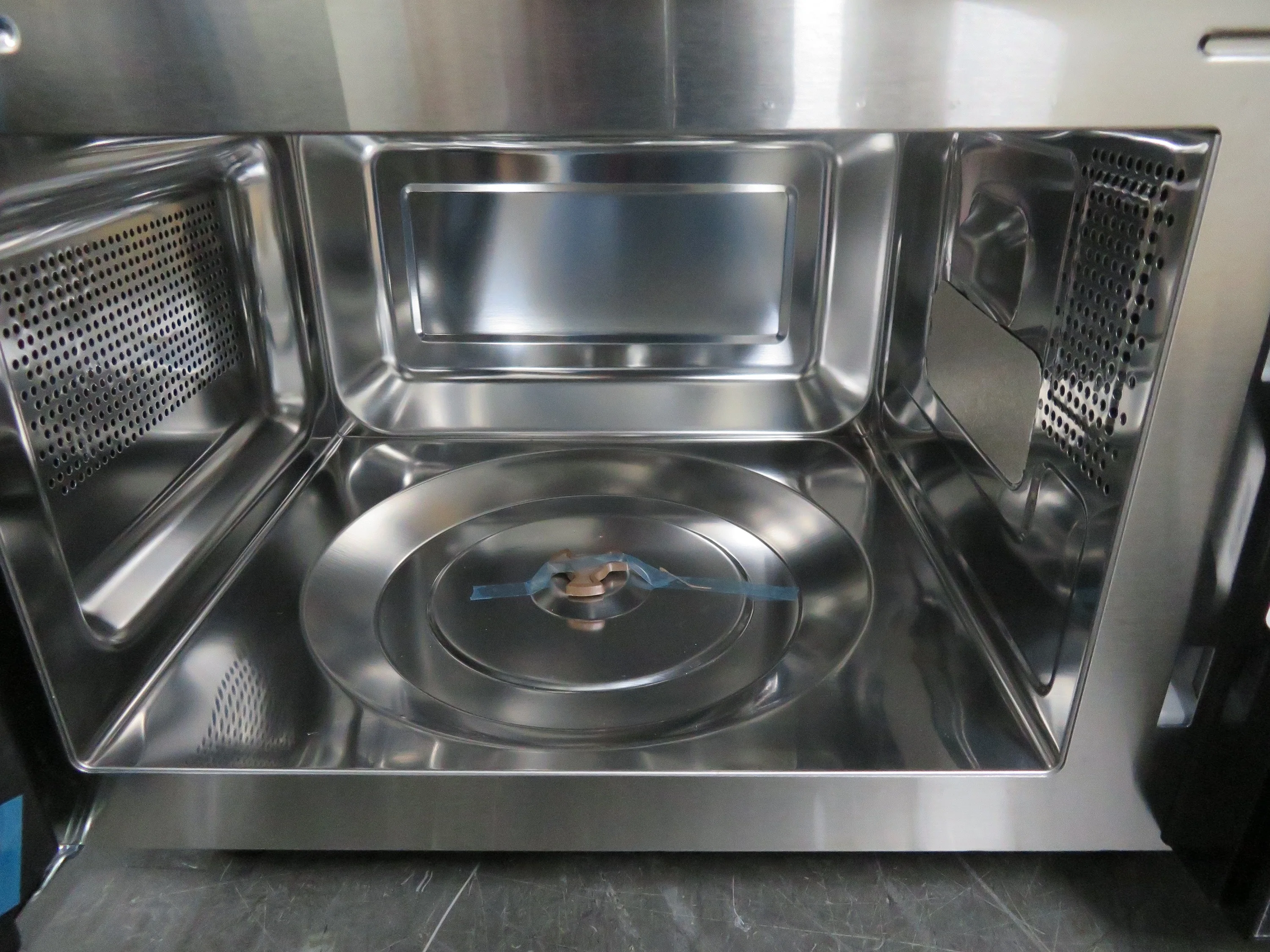 Кухонная микроволновая печь со встроенной полостью из нержавеющей стали 700
